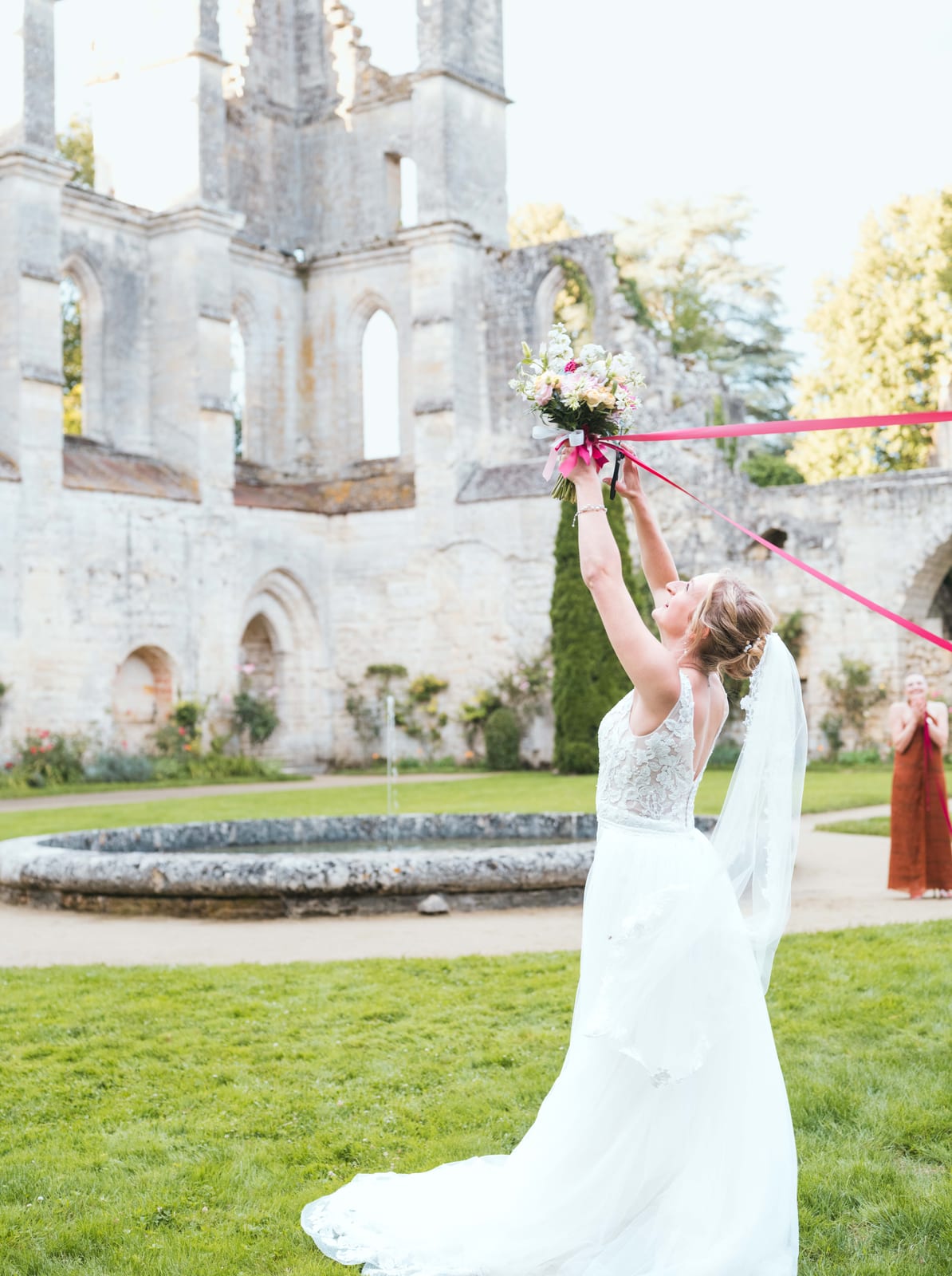 Le jeu du ruban dans les ruines de l'abbaye, mariage au Abbaye de Longpont & Paris, par Jean-Baptiste Argyre (Jaysphotography)