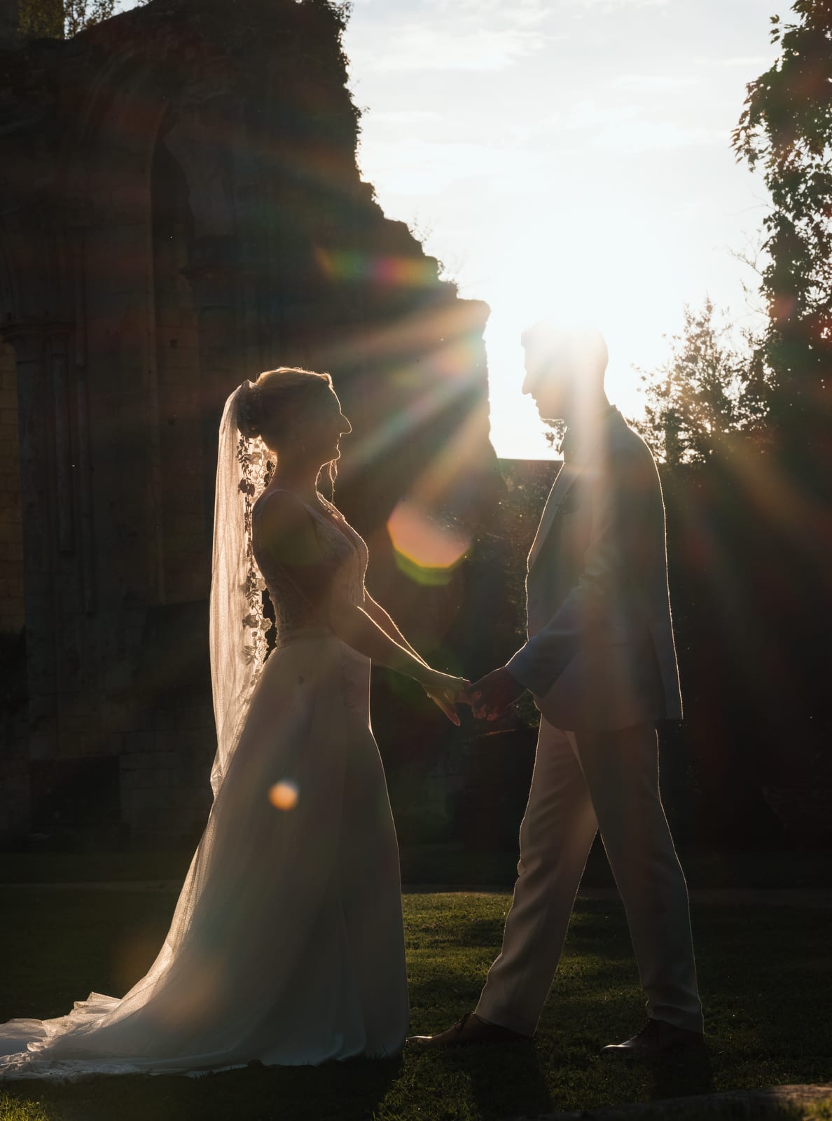 Mélanie et Jean-Baptiste en contre-jour au coucher de soleil dans les ruines, mariage au Abbaye de Longpont & Paris, par Jean-Baptiste Argyre (Jaysphotography)