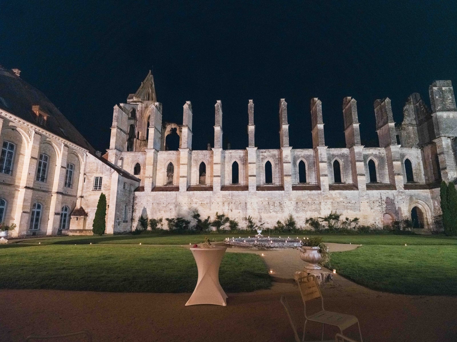 L'Abbaye de Longpont et ses ruines illuminées à la nuit tombée, mariage au Abbaye de Longpont & Paris, par Jean-Baptiste Argyre (Jaysphotography)