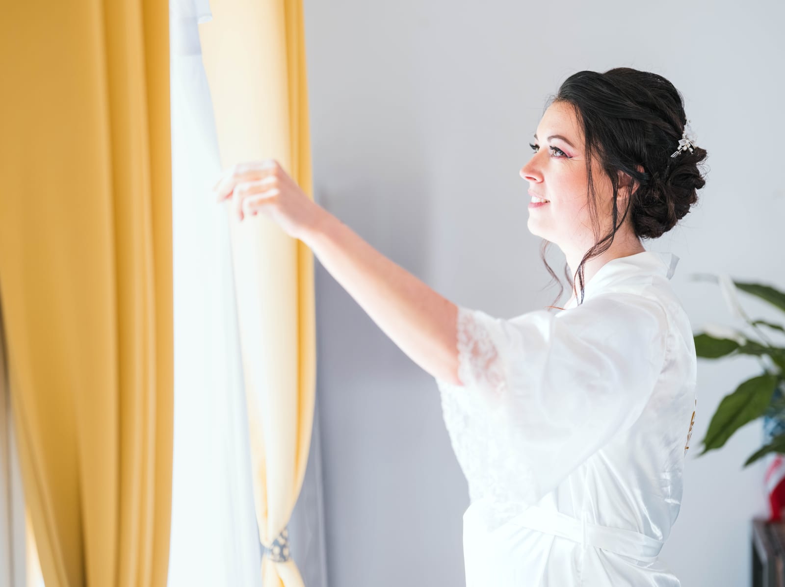 Mélissa sur le balcon de dos, voile dans les mains, portes-fenêtres ouvertes, mariage au Domaine de la Muette, par Jean-Baptiste Argyre (Jaysphotography)