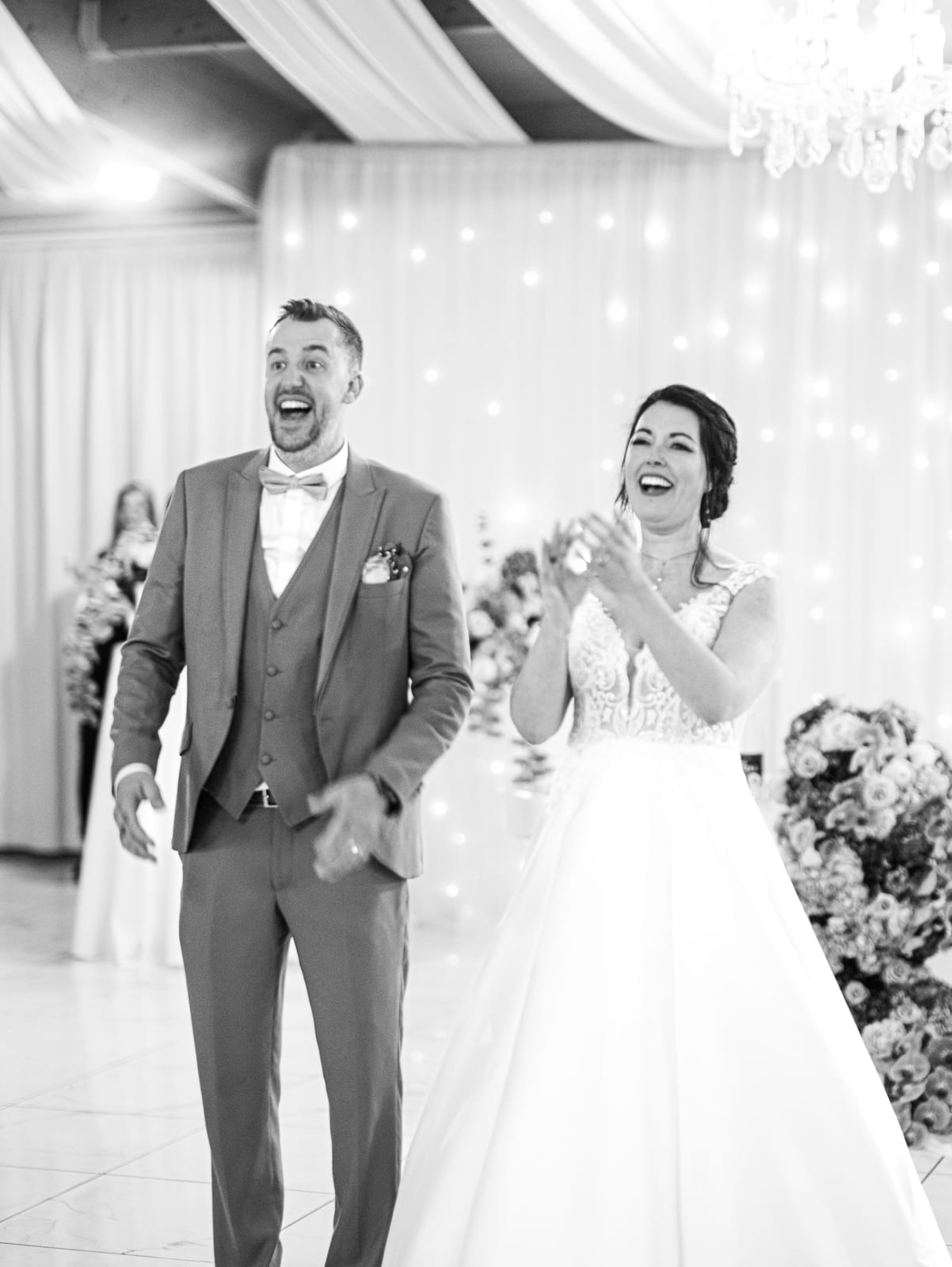Mickael et Mélissa tenant leurs coupes de champagne, photo en noir et blanc, soirée, mariage au Domaine de la Muette, par Jean-Baptiste Argyre (Jaysphotography)