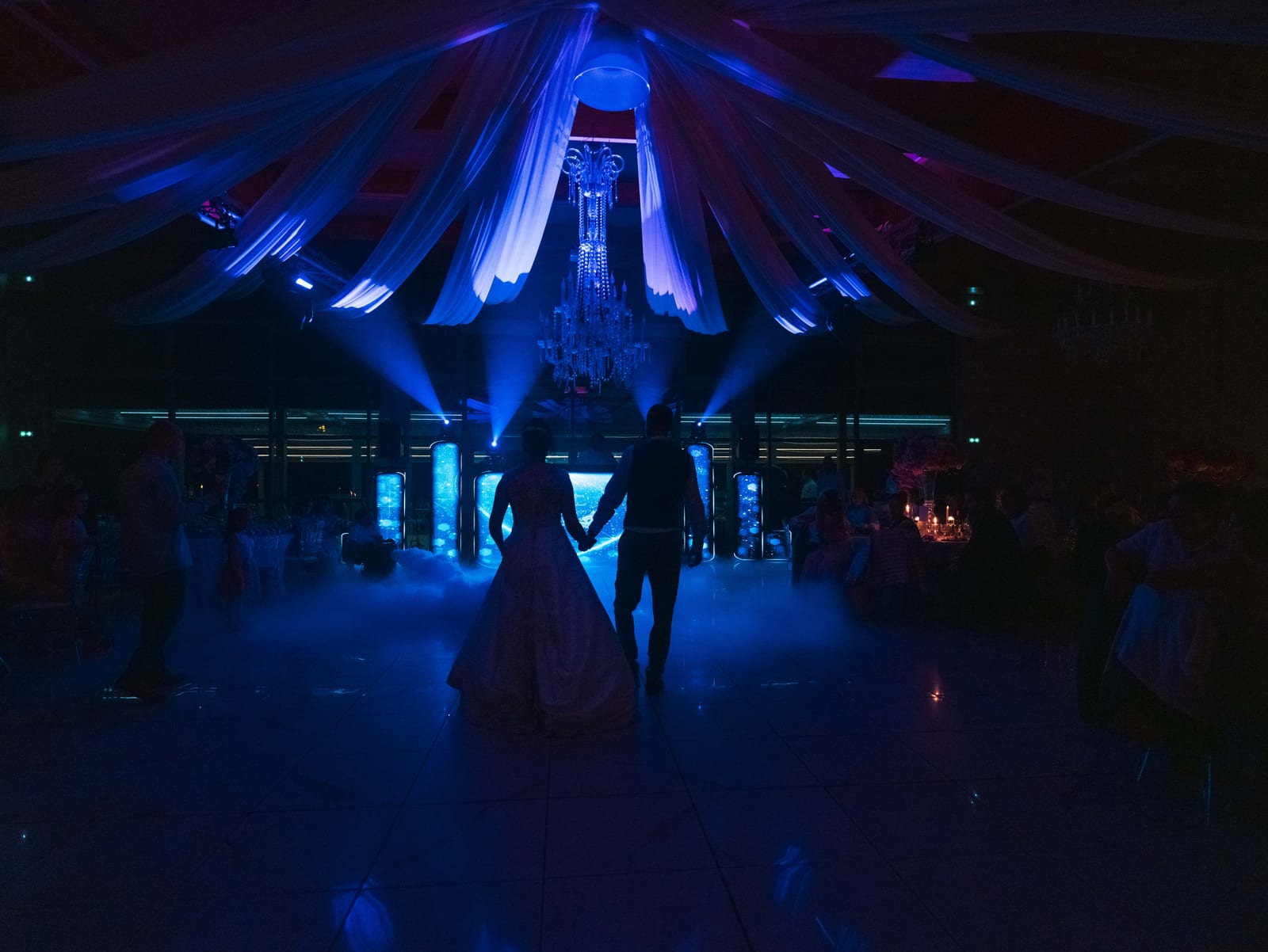 Salle de réception vide éclairée de lumières disco bleues, ambiance nocturne, mariage au Domaine de la Muette, par Jean-Baptiste Argyre (Jaysphotography)