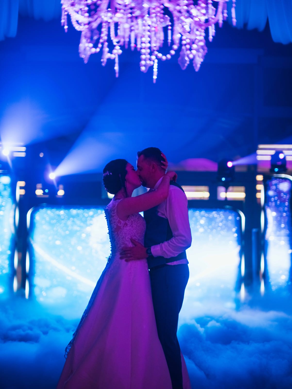 Premier danse sous lumière bleue et machine à fumée, couple enlacé, mariage au Domaine de la Muette, par Jean-Baptiste Argyre (Jaysphotography)