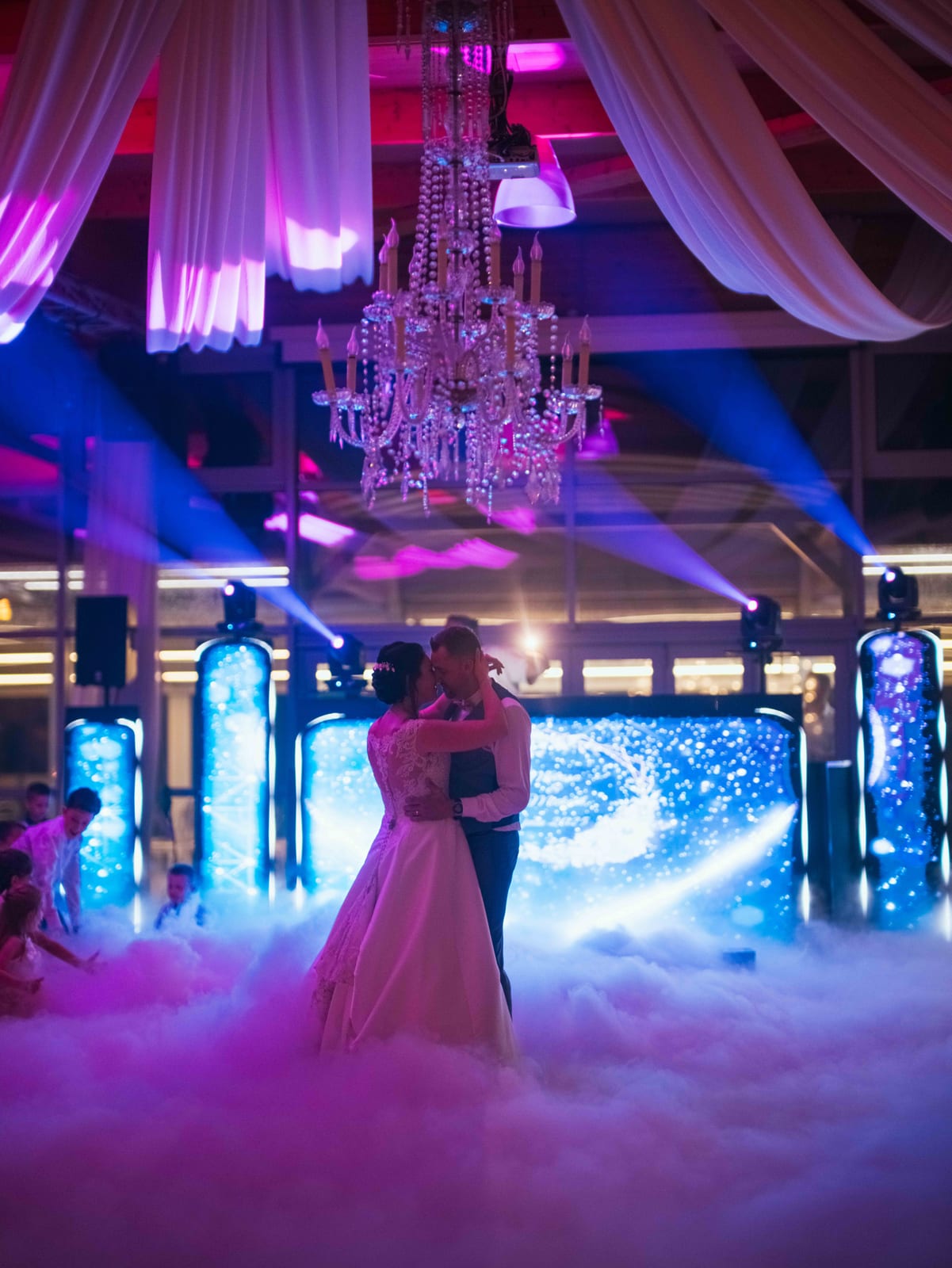 Couple dansant sous lumières violettes et roses, ambiance festive, mariage au Domaine de la Muette, par Jean-Baptiste Argyre (Jaysphotography)