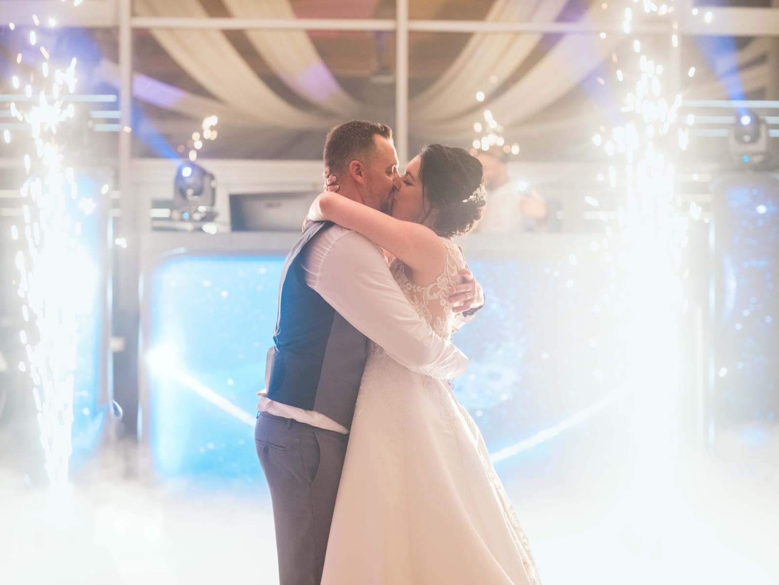 Couple enlacé sur la piste sous les lumières de soirée et la machine à fumée, mariage au Domaine de la Muette, par Jean-Baptiste Argyre (Jaysphotography)