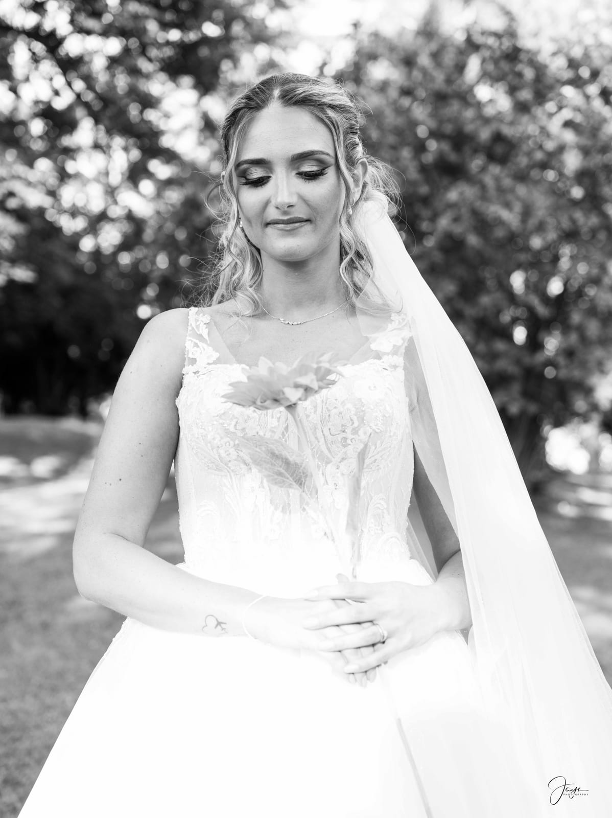 Ophélie en robe volumineuse à large traîne dans le parc du domaine, lumière de septembre rasante, verdure en fond, mariage au Domaine de Monceaux, par Jean-Baptiste Argyre (Jaysphotography)