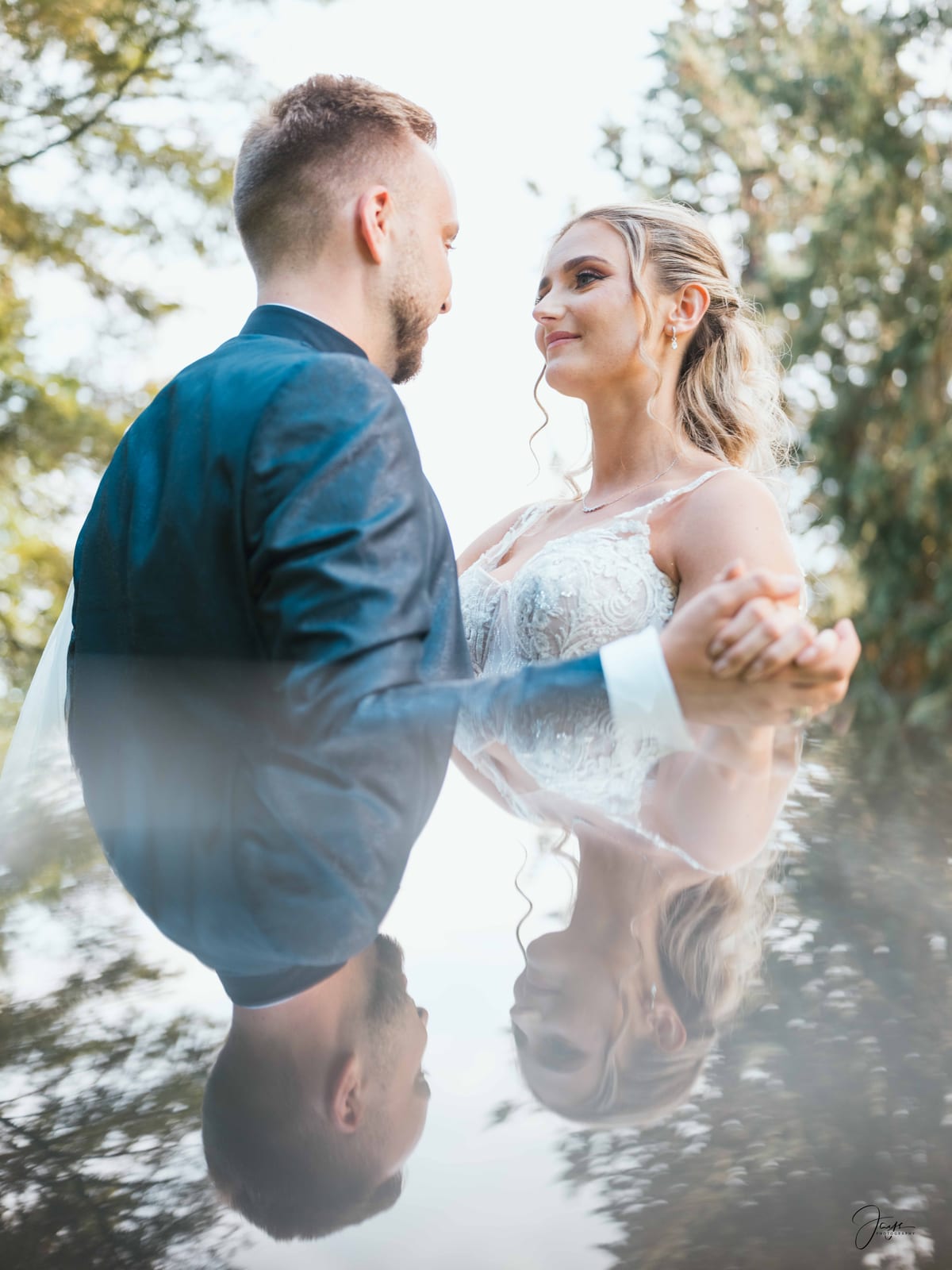 Ophélie et Vincent face à face dans la végétation verdoyante du domaine, regard complice, mariage au Domaine de Monceaux, par Jean-Baptiste Argyre (Jaysphotography)