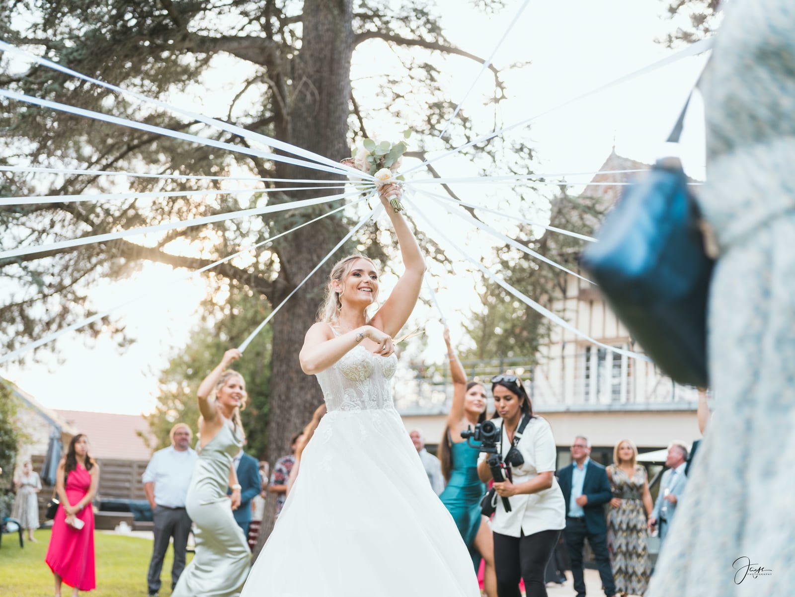 Sortie de l'église Saint-Martin de Borest sous les confettis, mariés rayonnants, invités applaudissant, mariage au Domaine de Monceaux, par Jean-Baptiste Argyre (Jaysphotography)