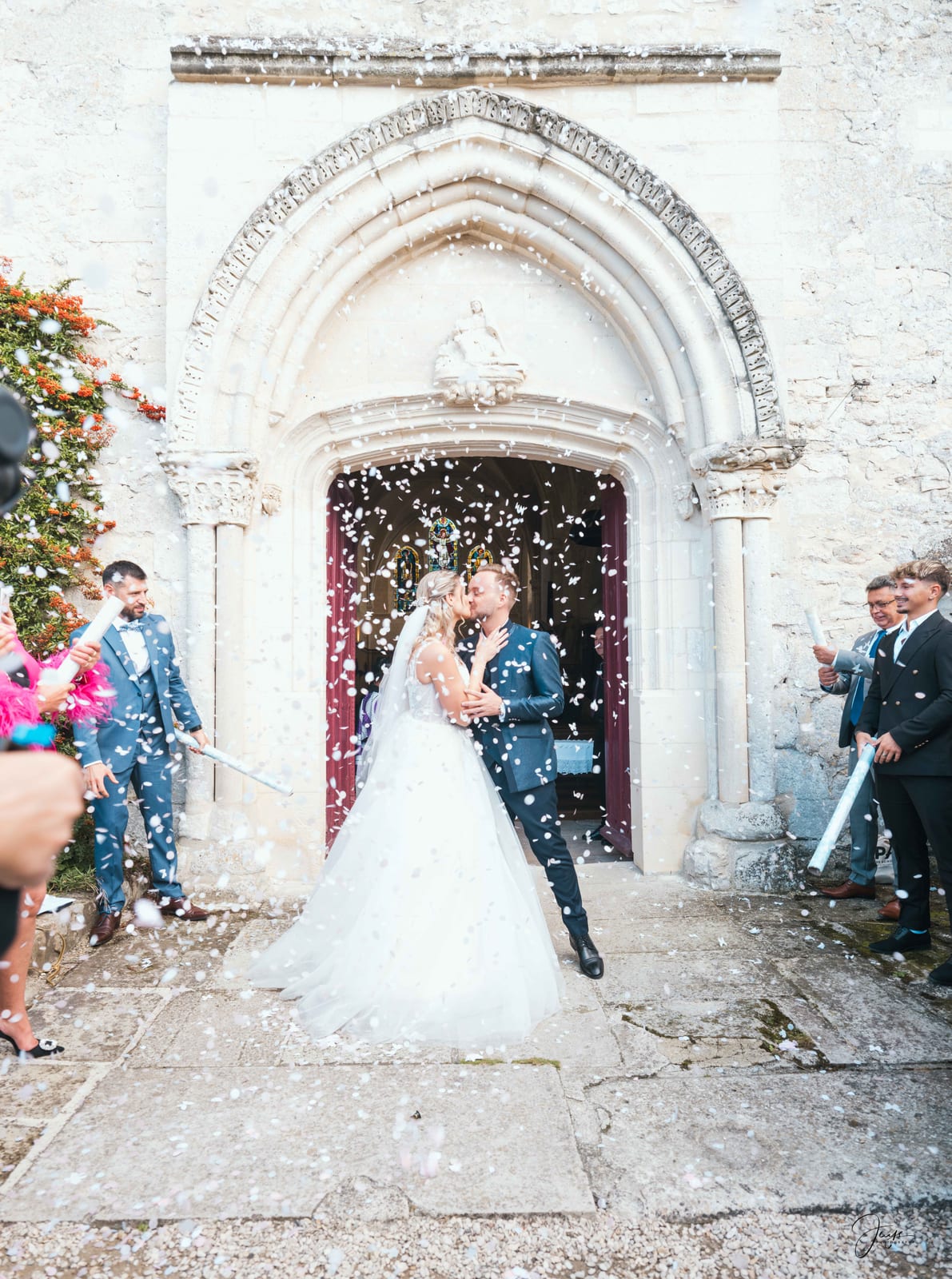 Portail roman de l'église Saint-Martin de Borest, cadre de pierre ancienne, lumière naturelle, mariage au Domaine de Monceaux, par Jean-Baptiste Argyre (Jaysphotography)