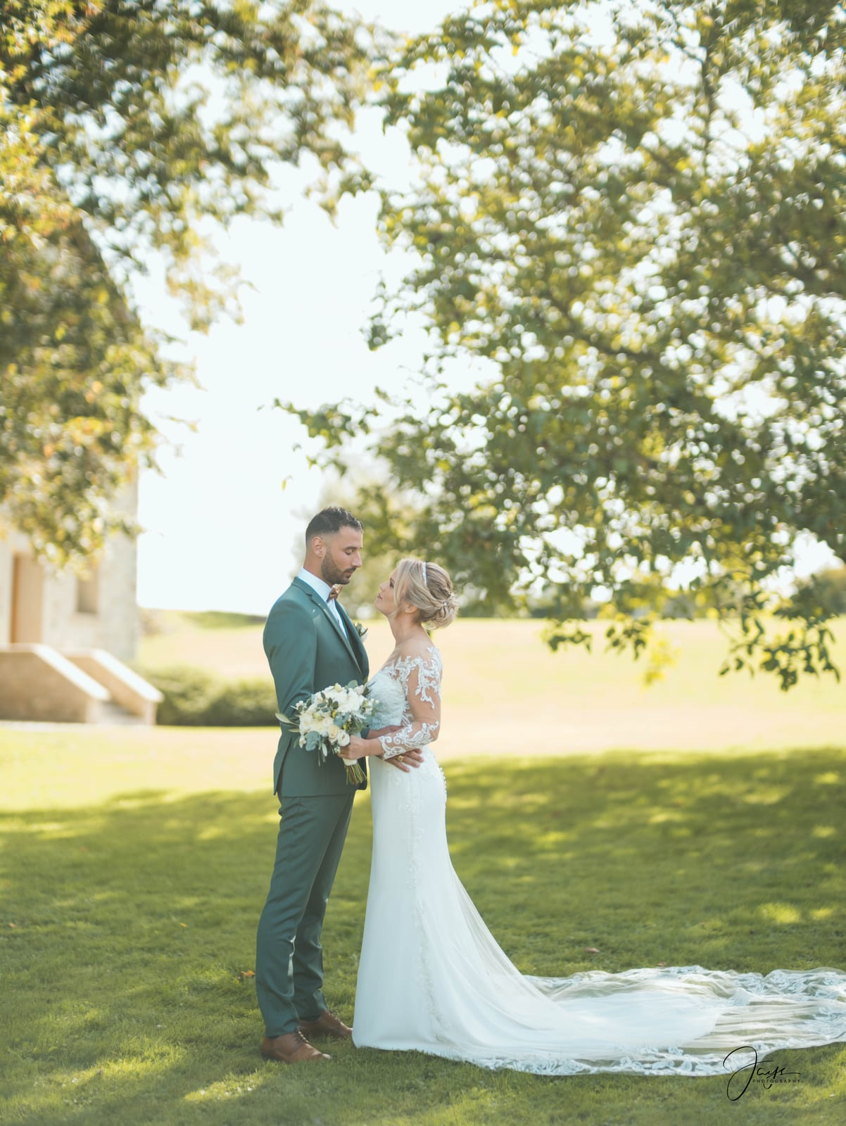 Ornella et Jérôme en plan large sur les pelouses du domaine, couple au centre, mariage au Domaine de Brunel, par Jean-Baptiste Argyre (Jaysphotography)