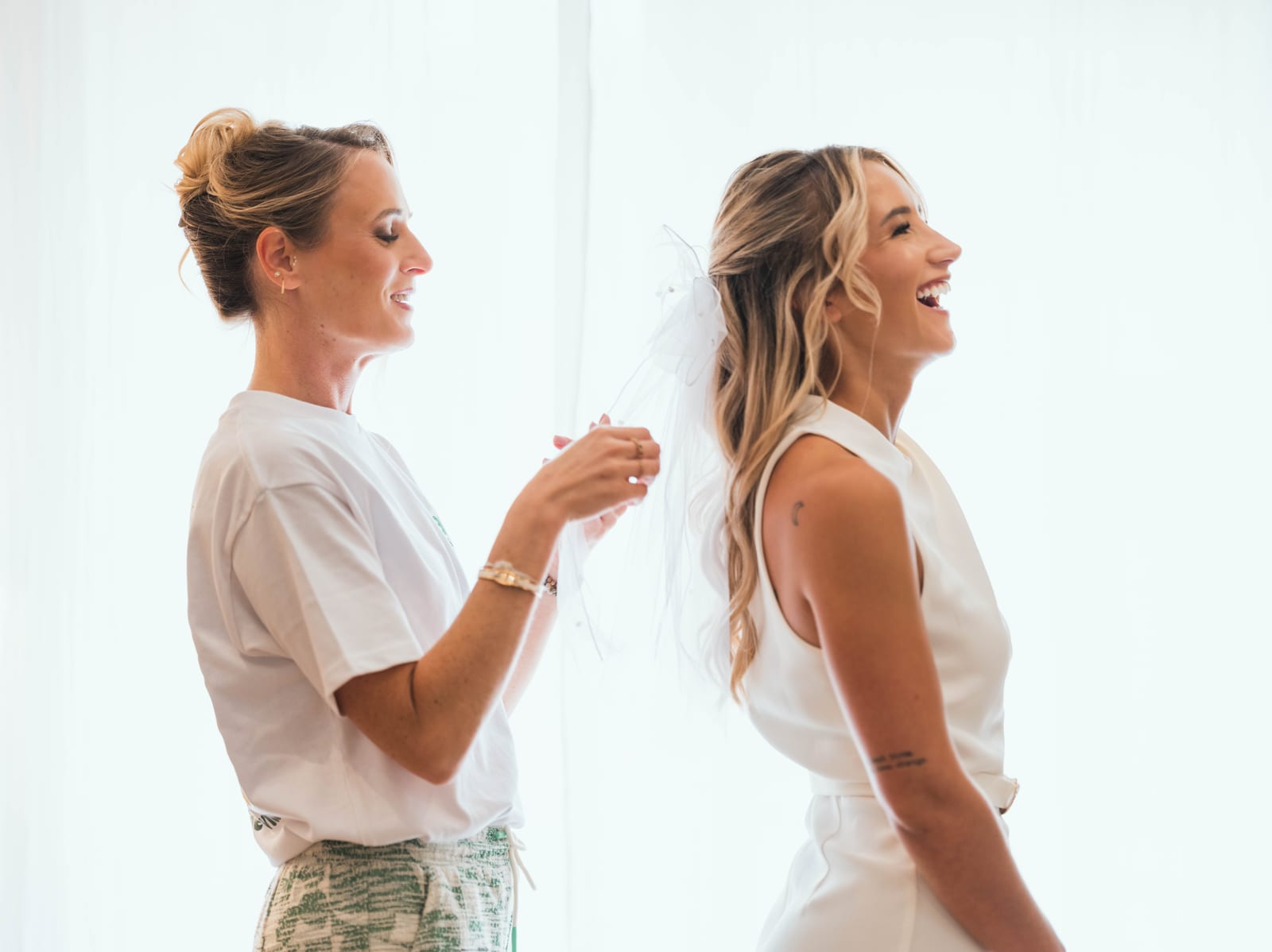 Pauline et Benjamin en contre-plongée, silhouettes face à face lors du pré-wedding au Château de Compiègne, mariage au Château de la Trye, par Jean-Baptiste Argyre (Jaysphotography)