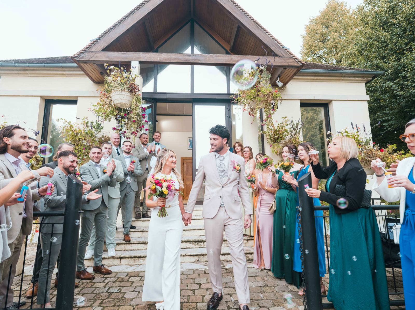 Les invités lancent des confettis sur les mariés à l'entrée du Château de la Trye, mariage au Château de la Trye, par Jean-Baptiste Argyre (Jaysphotography)