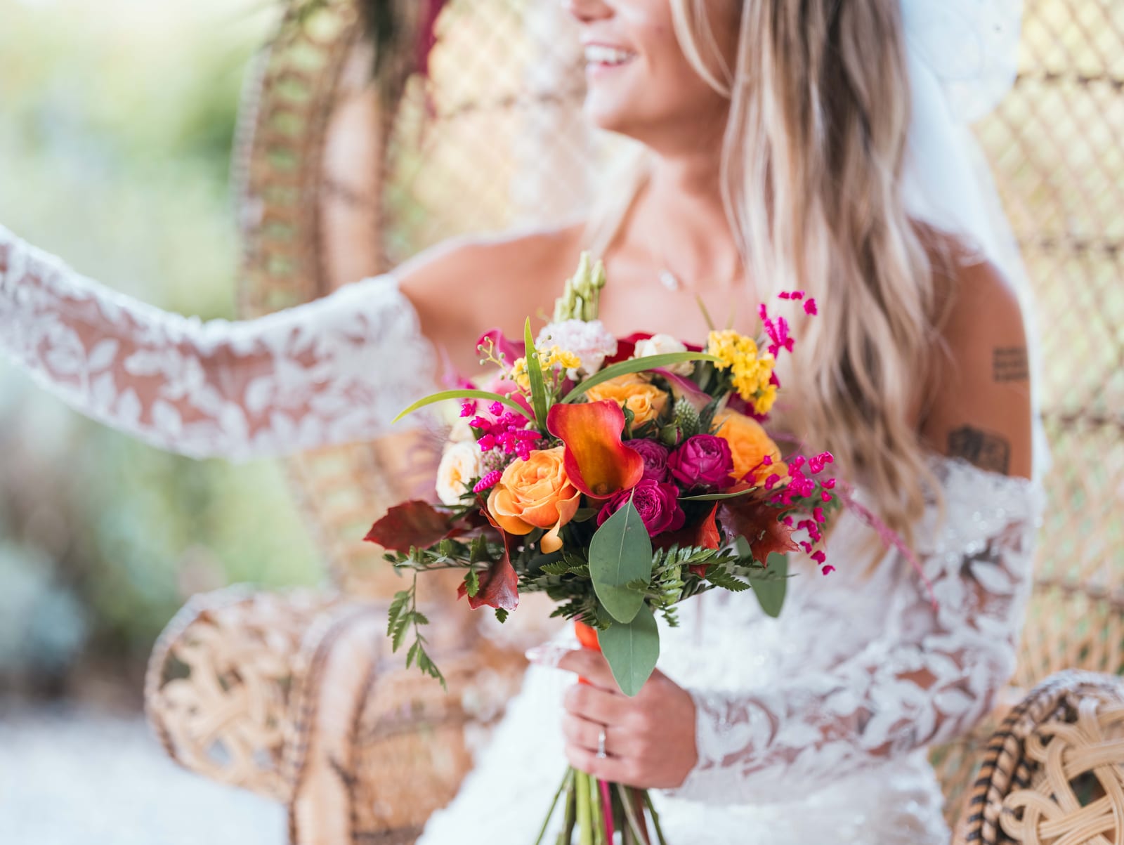 Bouquet de mariée aux couleurs acidulées, roses et oranges, composition Mesdames Liota, mariage au Château de la Trye, par Jean-Baptiste Argyre (Jaysphotography)