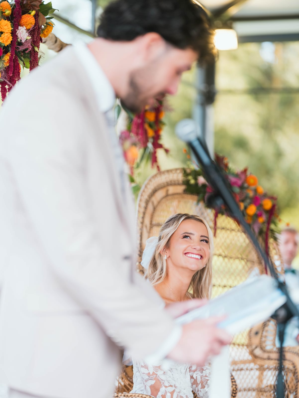 Benjamin lit sa lettre à Pauline pendant les voeux, regard ému de la mariée, mariage au Château de la Trye, par Jean-Baptiste Argyre (Jaysphotography)