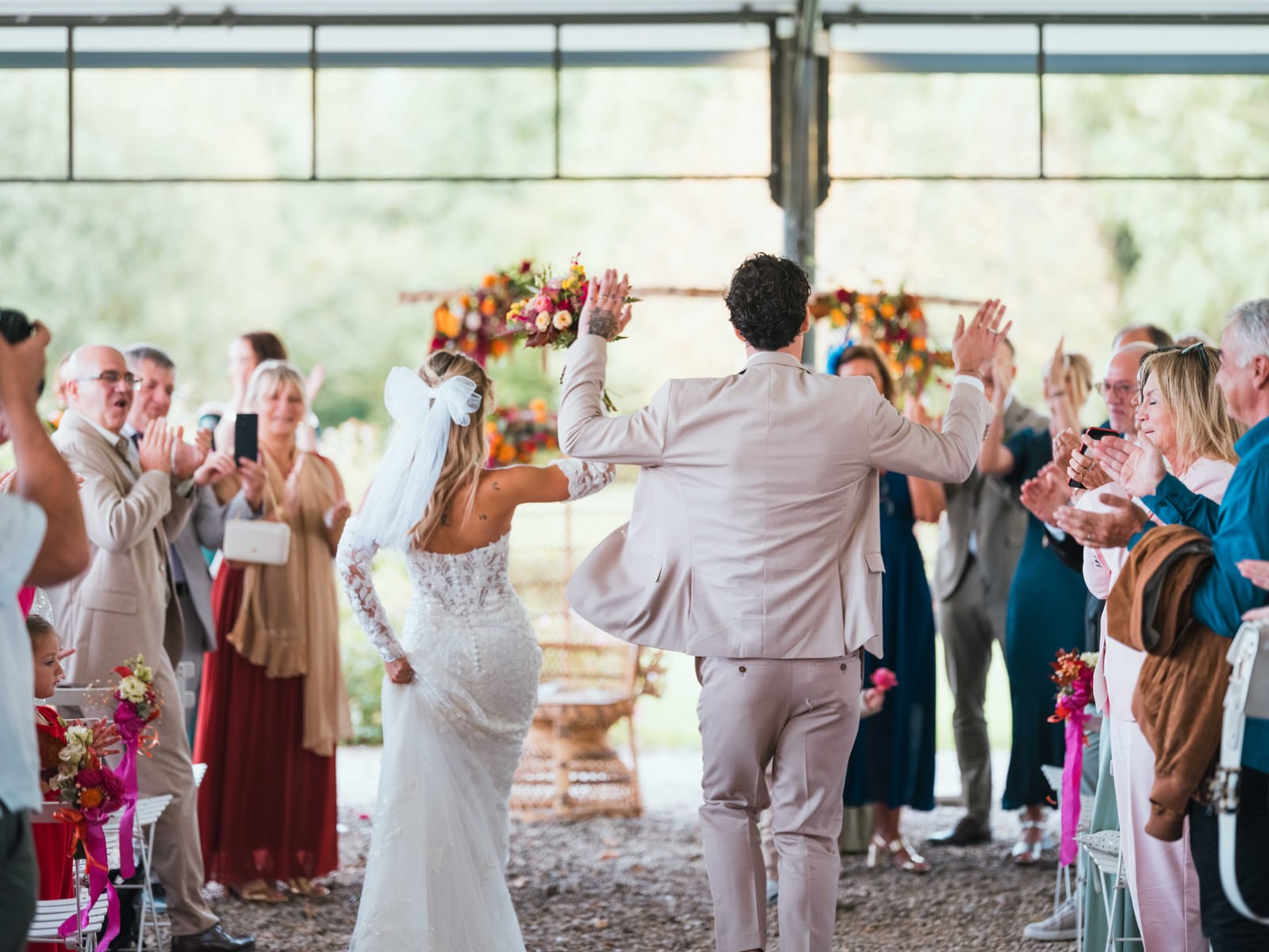 L'assemblée des invités suspendue à l'échange des voeux lors de la cérémonie, mariage au Château de la Trye, par Jean-Baptiste Argyre (Jaysphotography)