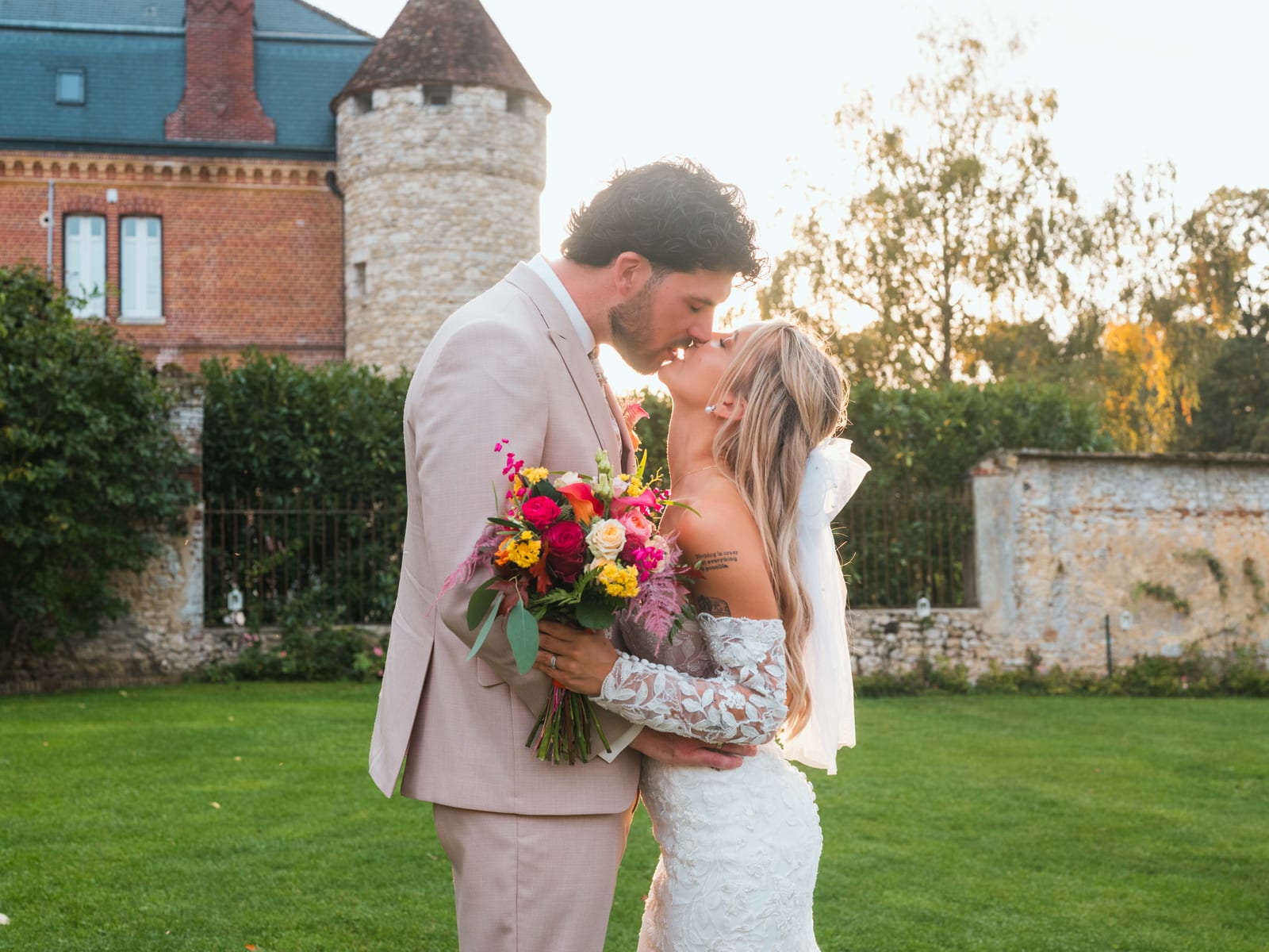 La facade en brique du Château de la Trye sous le soleil de septembre, mariage au Château de la Trye, par Jean-Baptiste Argyre (Jaysphotography)