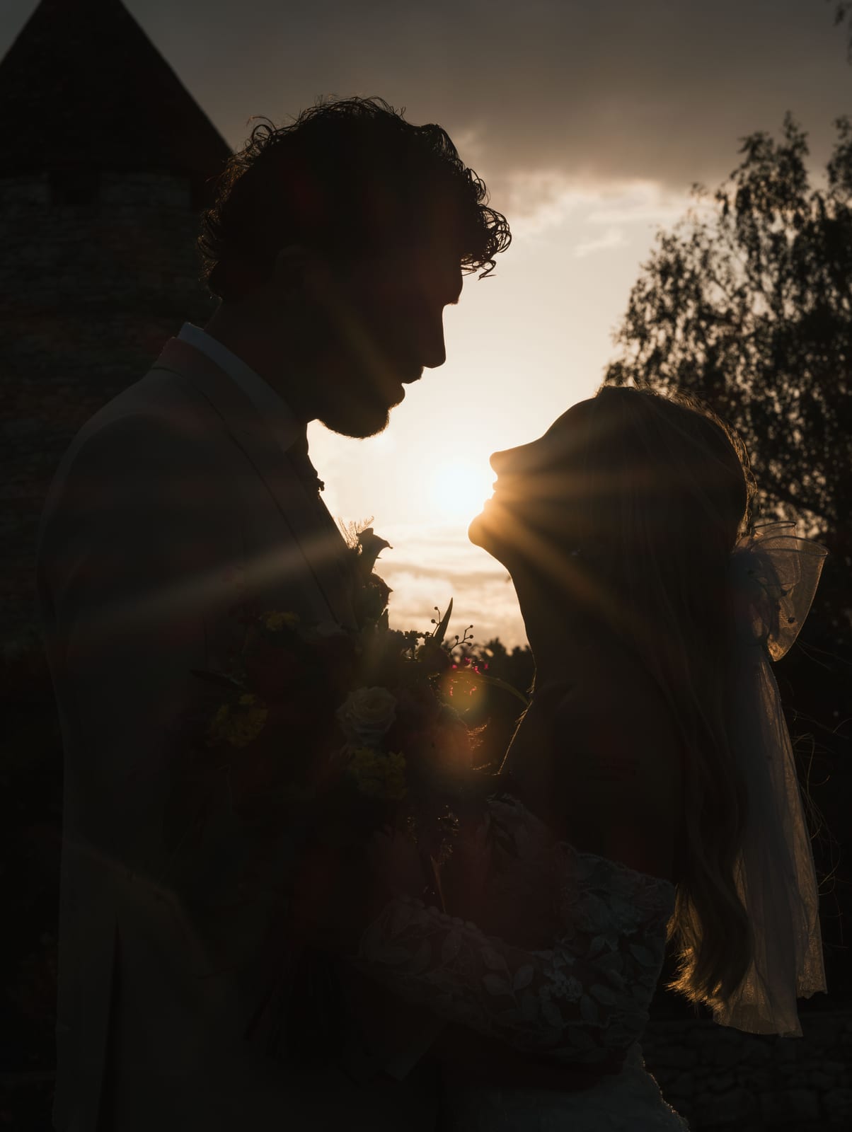 Silhouette du couple à contre-jour lors de la golden hour dans le parc, mariage au Château de la Trye, par Jean-Baptiste Argyre (Jaysphotography)