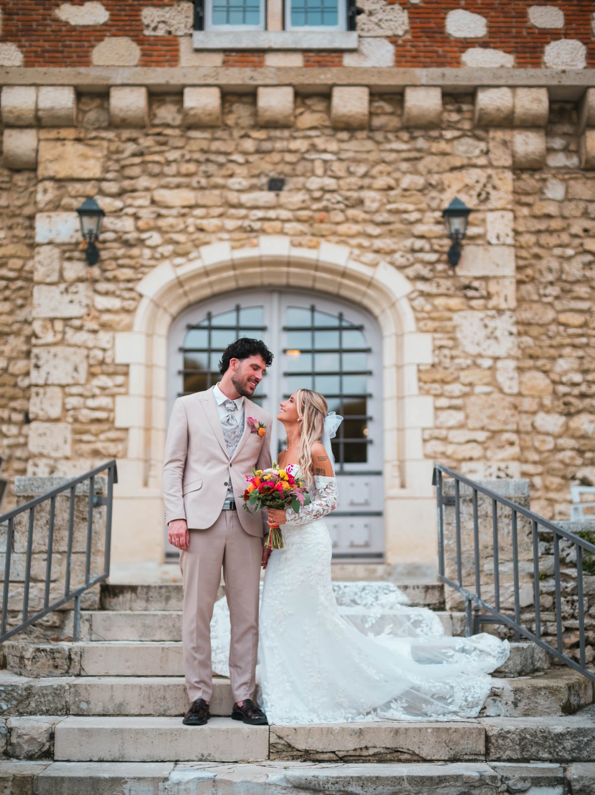 Les mariés devant la facade principale du chateau sous la lumiere rasante, mariage au Château de la Trye, par Jean-Baptiste Argyre (Jaysphotography)