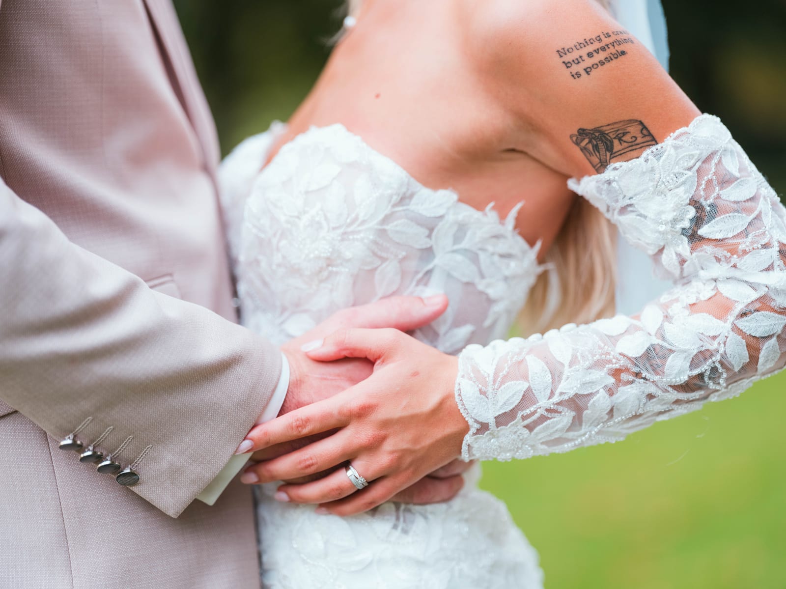 Les demoiselles d'honneur en robes colorees, groupe joyeux au vin d'honneur, mariage au Château de la Trye, par Jean-Baptiste Argyre (Jaysphotography)