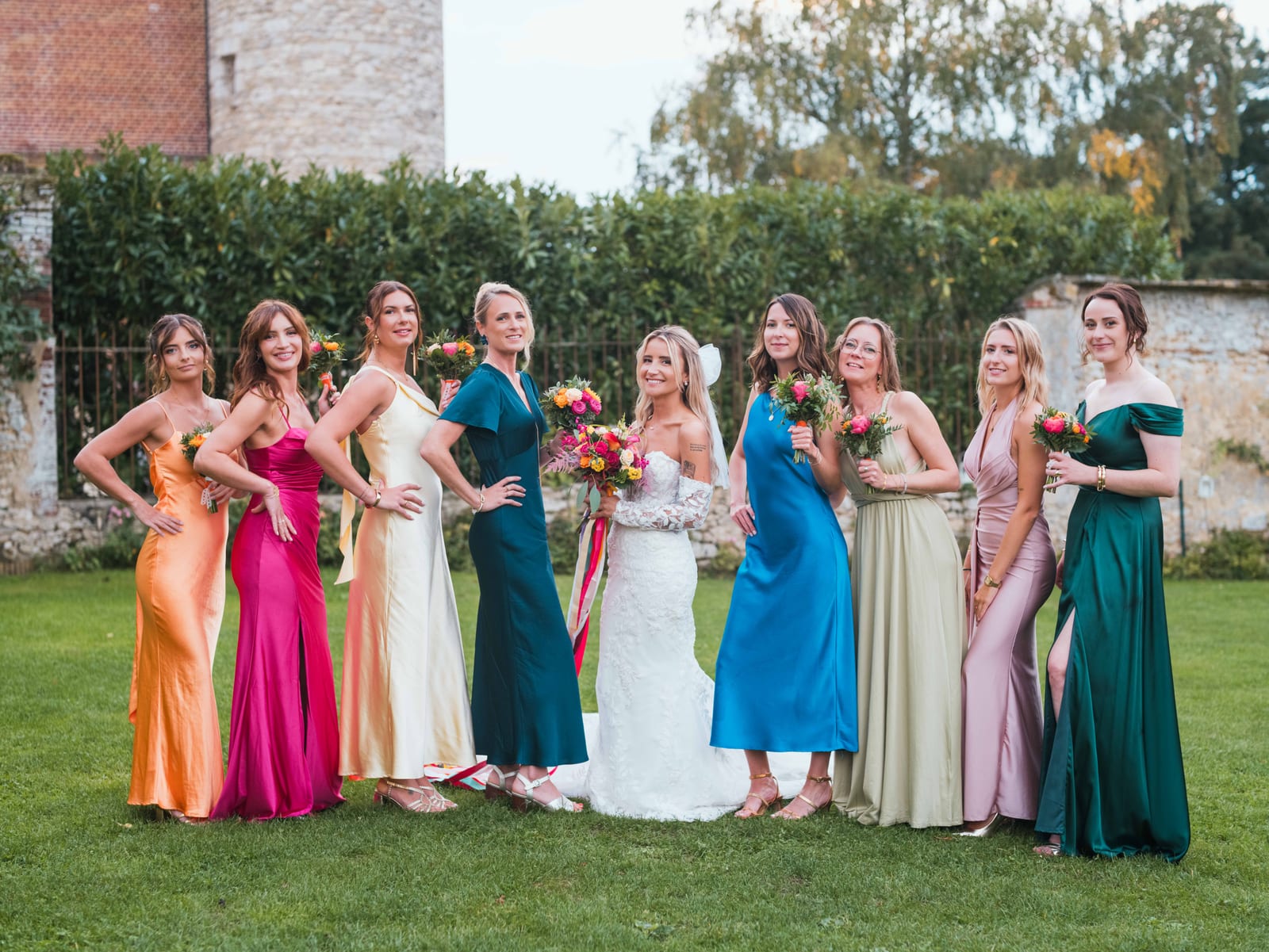 Invités et animation au vin d'honneur dans le parc du château, mariage au Château de la Trye, par Jean-Baptiste Argyre (Jaysphotography)