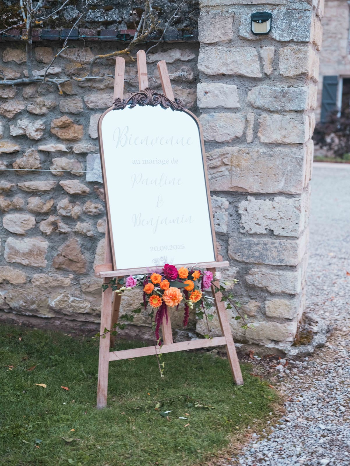 Invités réunis autour du jeu du ruban dans le parc du chateau, mariage au Château de la Trye, par Jean-Baptiste Argyre (Jaysphotography)