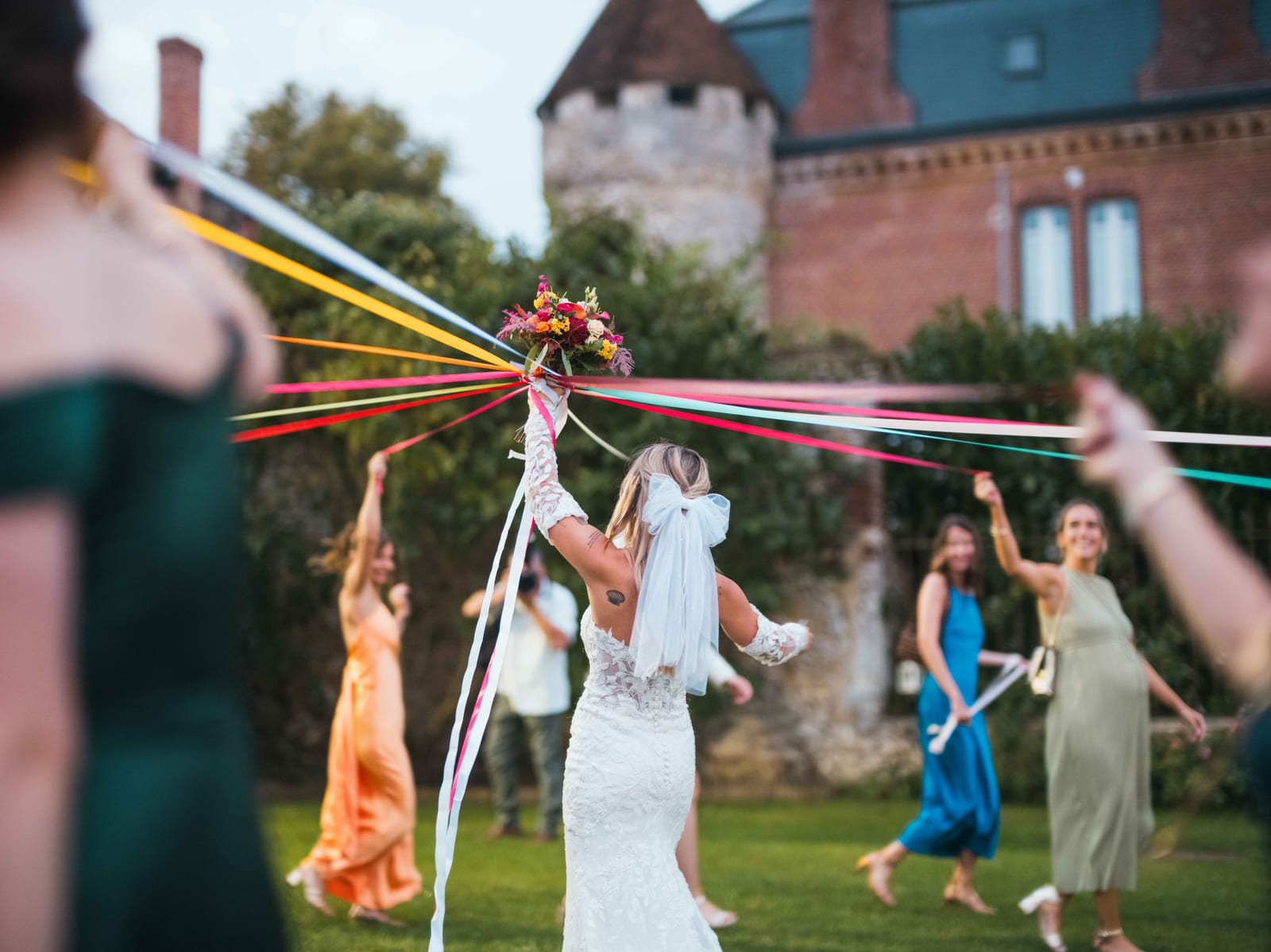 Fous rires lors du jeu du ruban pendant le vin d'honneur, mariage au Château de la Trye, par Jean-Baptiste Argyre (Jaysphotography)