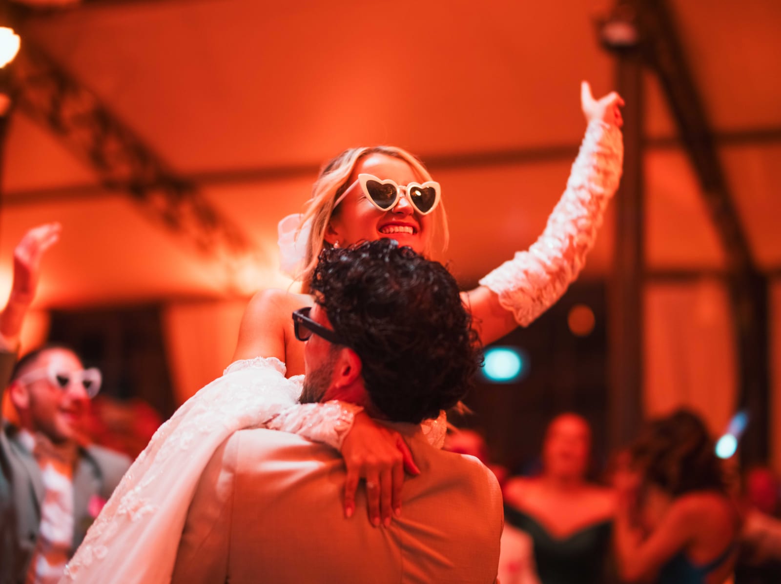 Ouverture de bal, Pauline et Benjamin sur la piste sous les lumieres chaudes, mariage au Château de la Trye, par Jean-Baptiste Argyre (Jaysphotography)