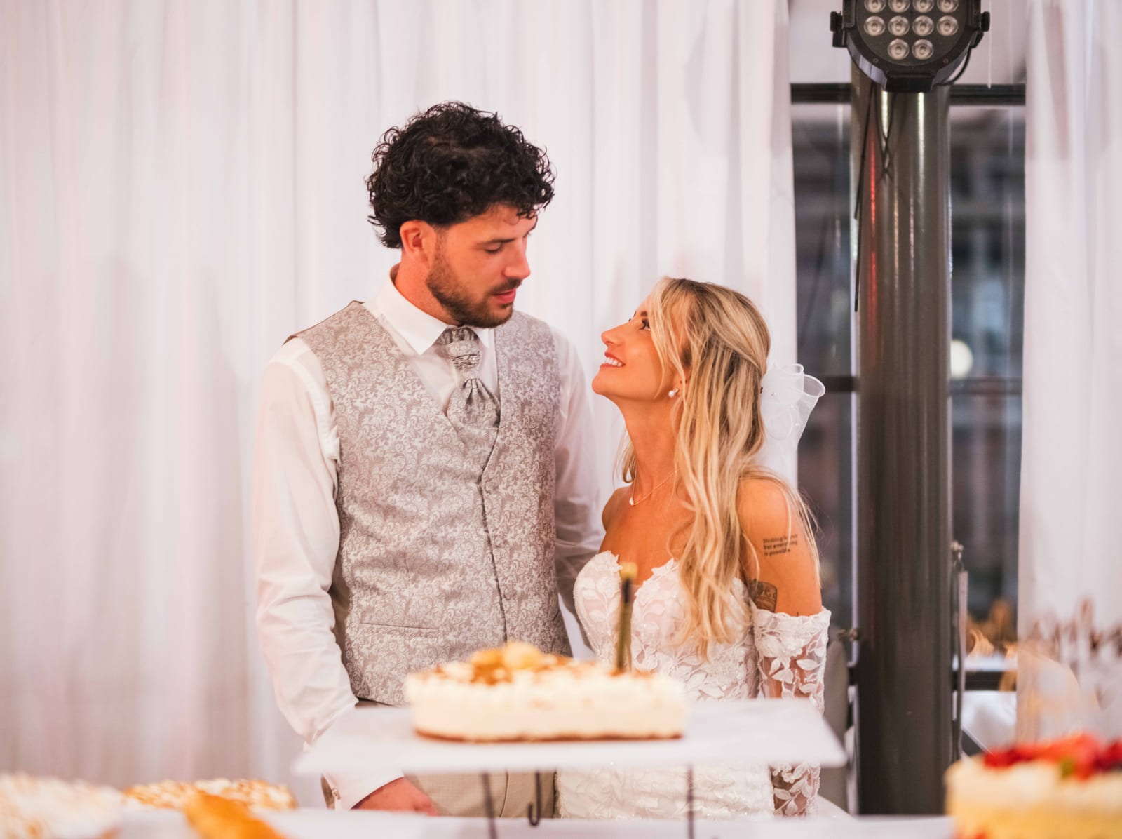 Pauline et Benjamin devant le gateau de mariage, regard complice, mariage au Château de la Trye, par Jean-Baptiste Argyre (Jaysphotography)