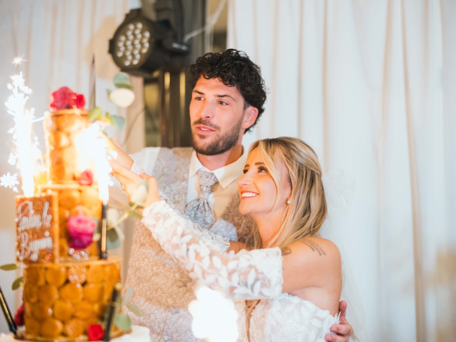 Les mariés lèvent les bras en fin de soirée, energie de la fête au plus haut, mariage au Château de la Trye, par Jean-Baptiste Argyre (Jaysphotography)