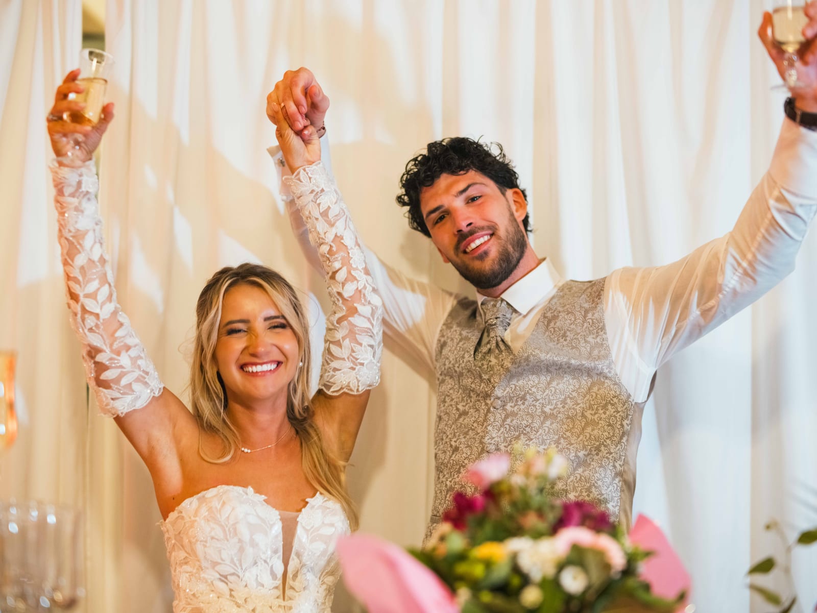 Pauline et Benjamin dans l'ambiance tamisee de la fin de soiree, mariage au Château de la Trye, par Jean-Baptiste Argyre (Jaysphotography)