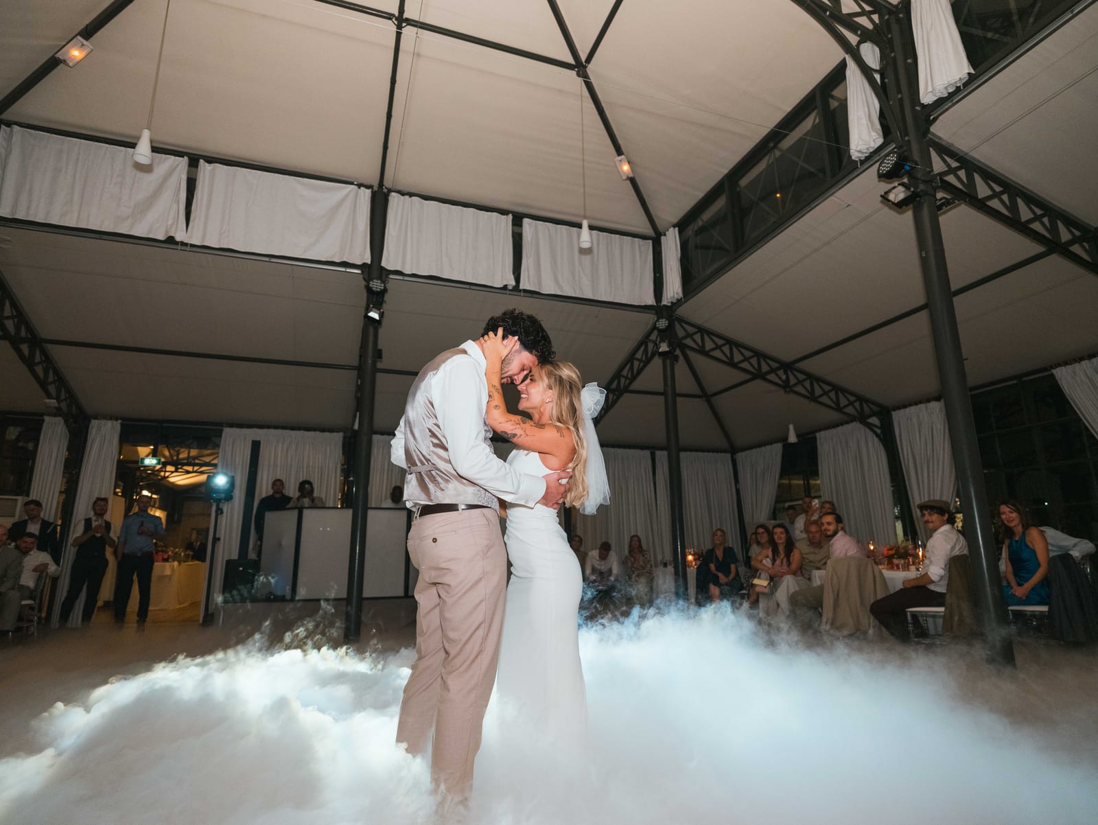 Les mariés dans la brume de la machine a fumee, clap de fin romantique, mariage au Château de la Trye, par Jean-Baptiste Argyre (Jaysphotography)