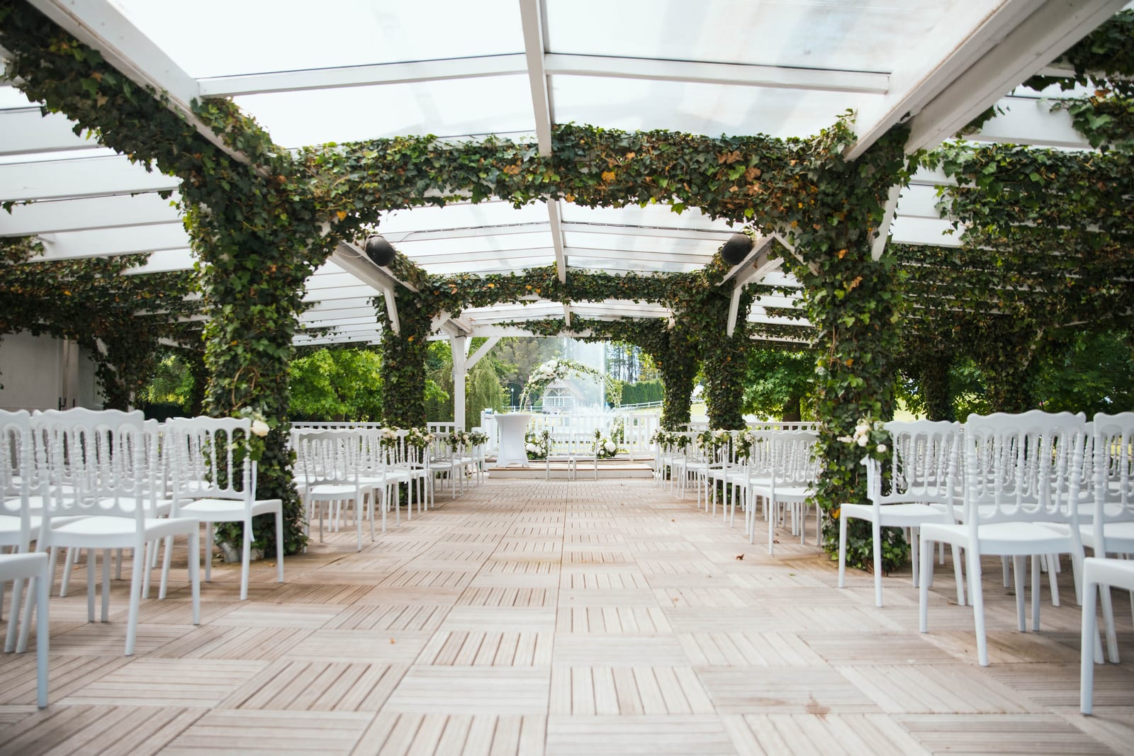 Allée de cérémonie laïque sous pergola en bois et verdure au Domaine de Fontanelle, mariage au Domaine de Fontanelle, par Jean-Baptiste Argyre (Jaysphotography)