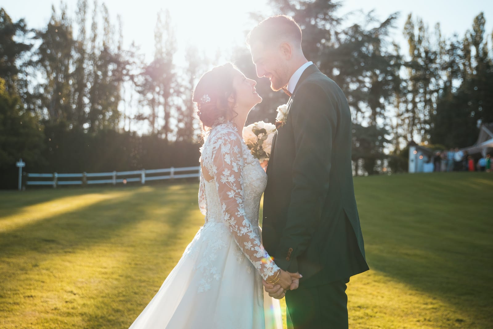 Perrine et Anthony sur la pelouse contre-jour, lumiere de juin rasante, mariage au Domaine de Fontanelle, par Jean-Baptiste Argyre (Jaysphotography)