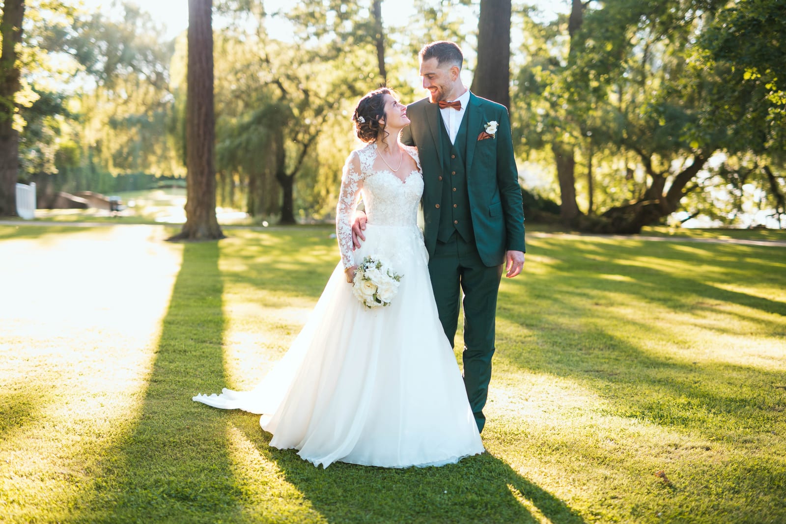 Couple enlacé sous les grands arbres du Domaine de Fontanelle, mariage au Domaine de Fontanelle, par Jean-Baptiste Argyre (Jaysphotography)