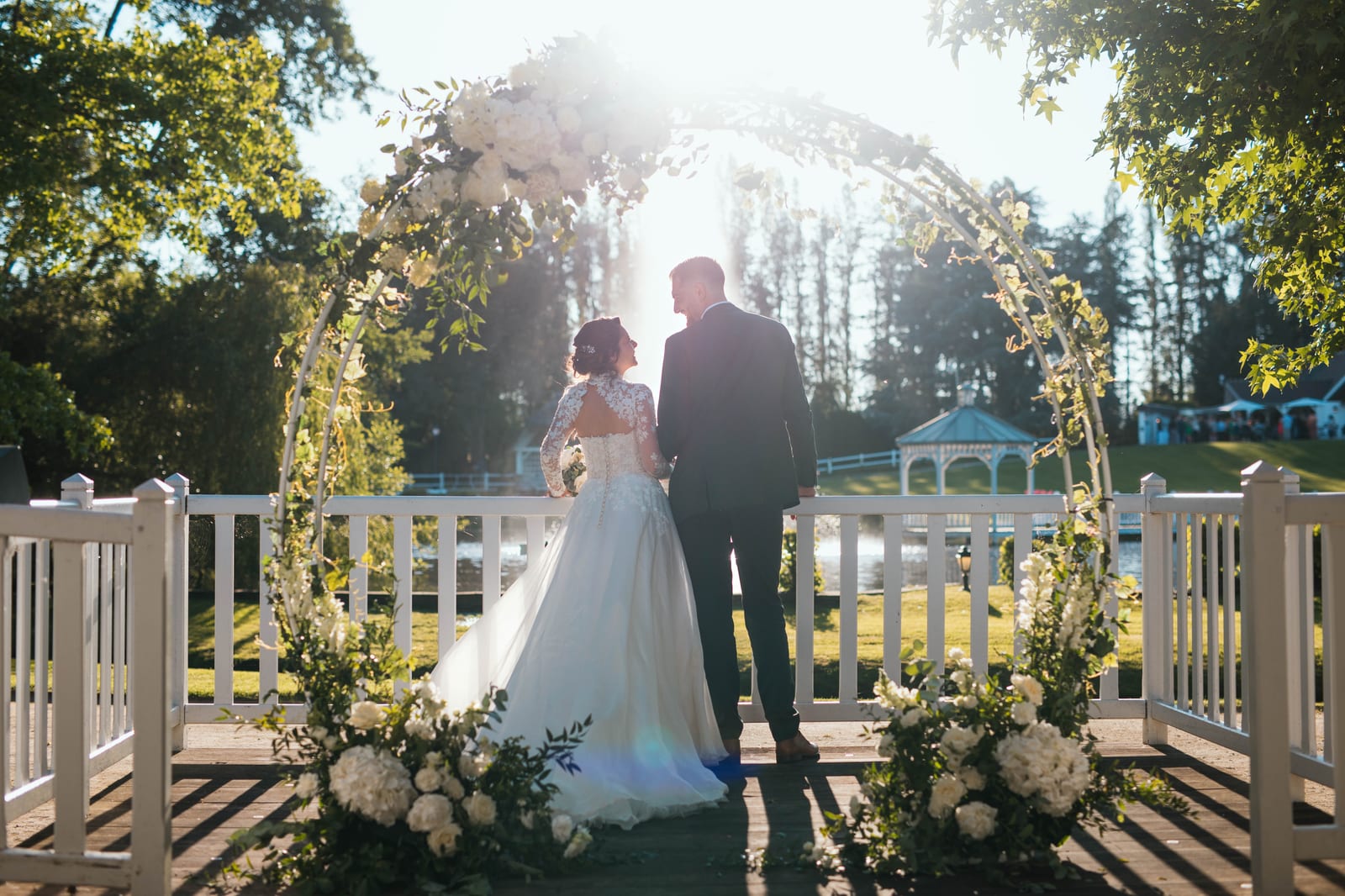 Portrait face à face du couple devant le kiosque sur ponton, reflets du lac, mariage au Domaine de Fontanelle, par Jean-Baptiste Argyre (Jaysphotography)