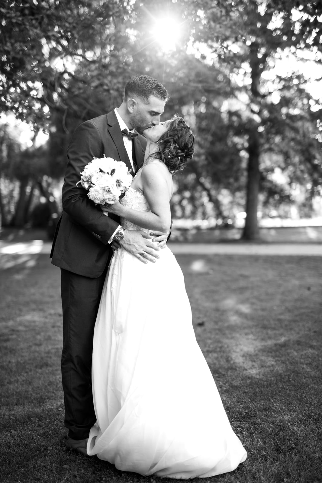 Portrait en noir et blanc du couple enlacé, expression complice, mariage au Domaine de Fontanelle, par Jean-Baptiste Argyre (Jaysphotography)