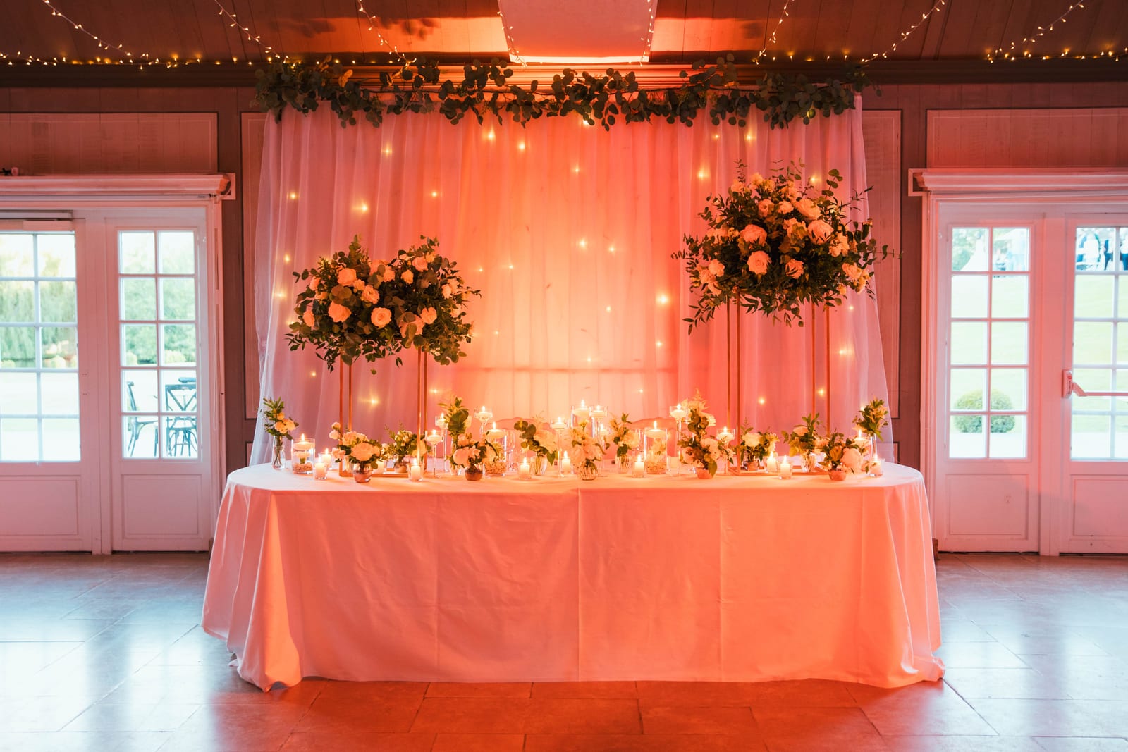 Salle de reception décorée en orange et fleurs, tables dressées au Domaine de Fontanelle, mariage au Domaine de Fontanelle, par Jean-Baptiste Argyre (Jaysphotography)
