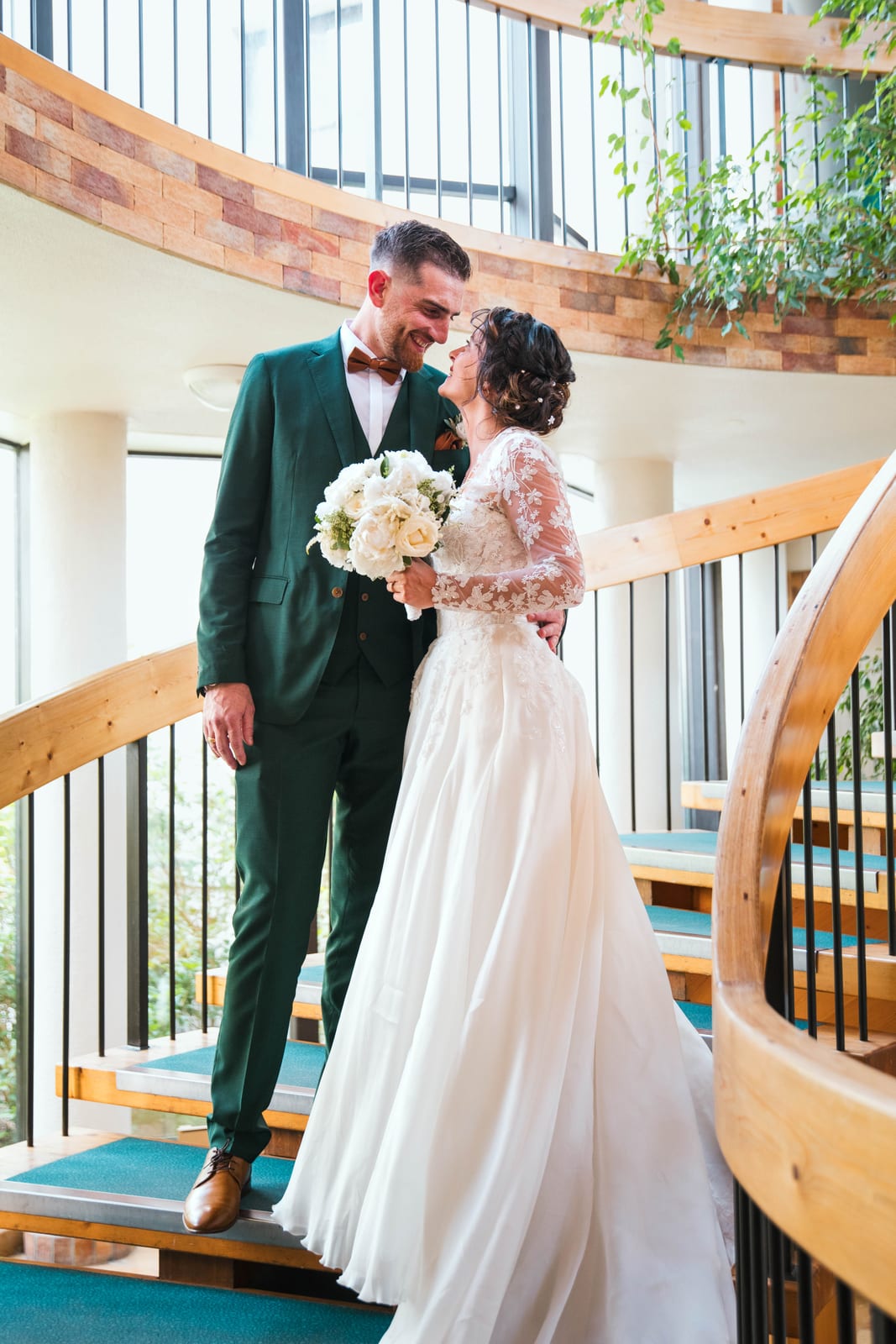 Couple en portrait sur l'escalier intérieur du domaine, Anthony en costume vert, mariage au Domaine de Fontanelle, par Jean-Baptiste Argyre (Jaysphotography)