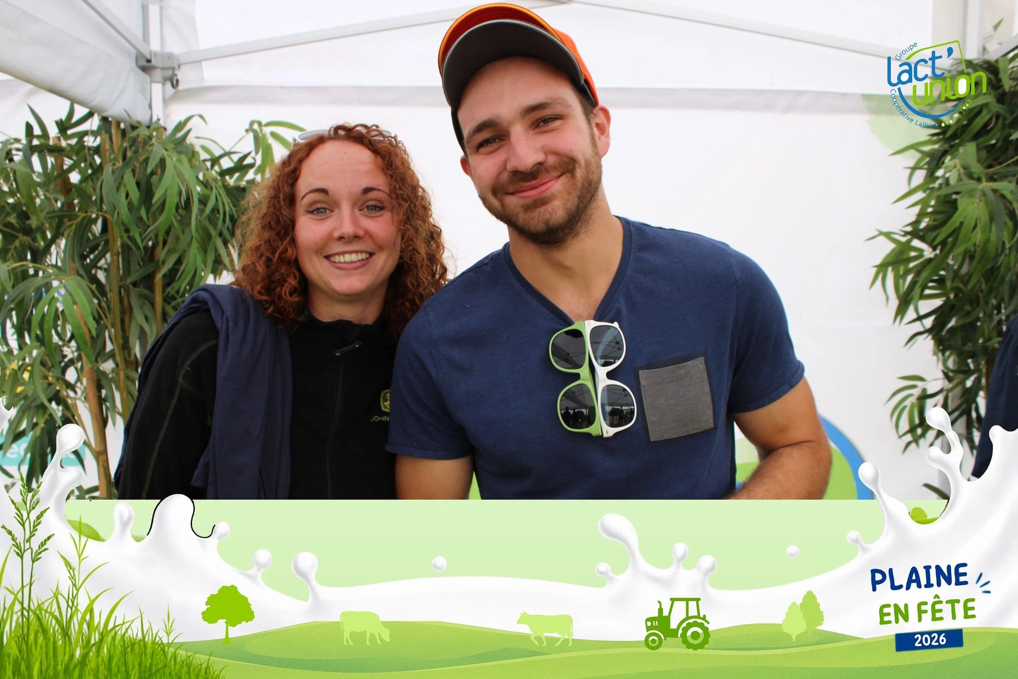 Un couple souriant sous le chapiteau Lact'Union, casquette orange et lunettes de soleil accrochées au col, dans le cadre Plaine en fête 2026 à éclaboussure de lait, mariage au Plaine en fête, Candas (Somme), par Jean-Baptiste Argyre (Jaysphotography)