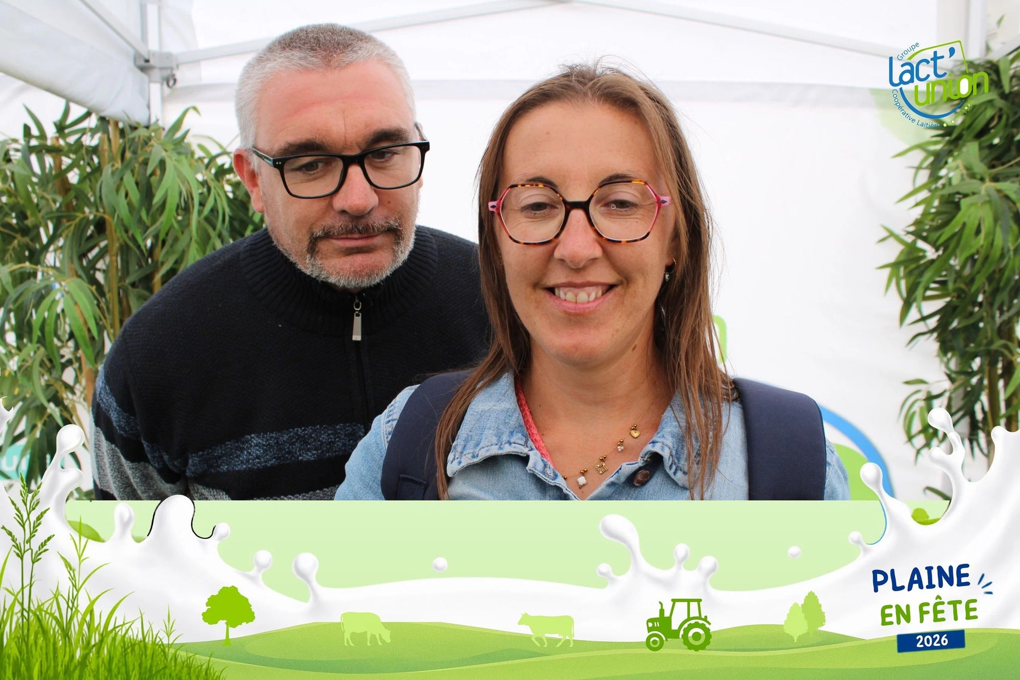 Un couple à lunettes, veste en jean et sac à dos, photographié à la borne pendant Plaine en fête, mariage au Plaine en fête, Candas (Somme), par Jean-Baptiste Argyre (Jaysphotography)