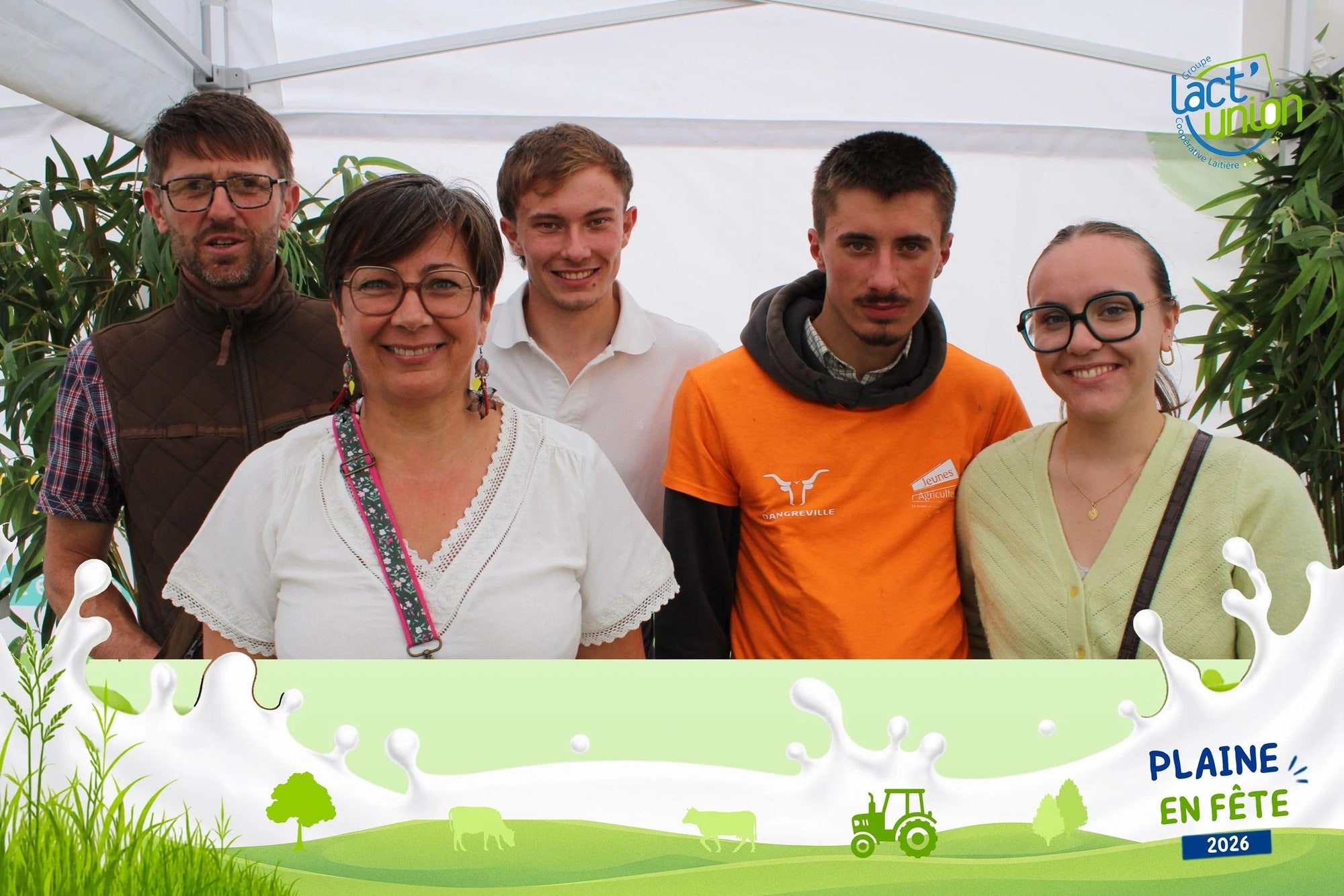 Une famille de cinq personnes devant la borne, dont un jeune en t-shirt orange des Jeunes Agriculteurs, mariage au Plaine en fête, Candas (Somme), par Jean-Baptiste Argyre (Jaysphotography)