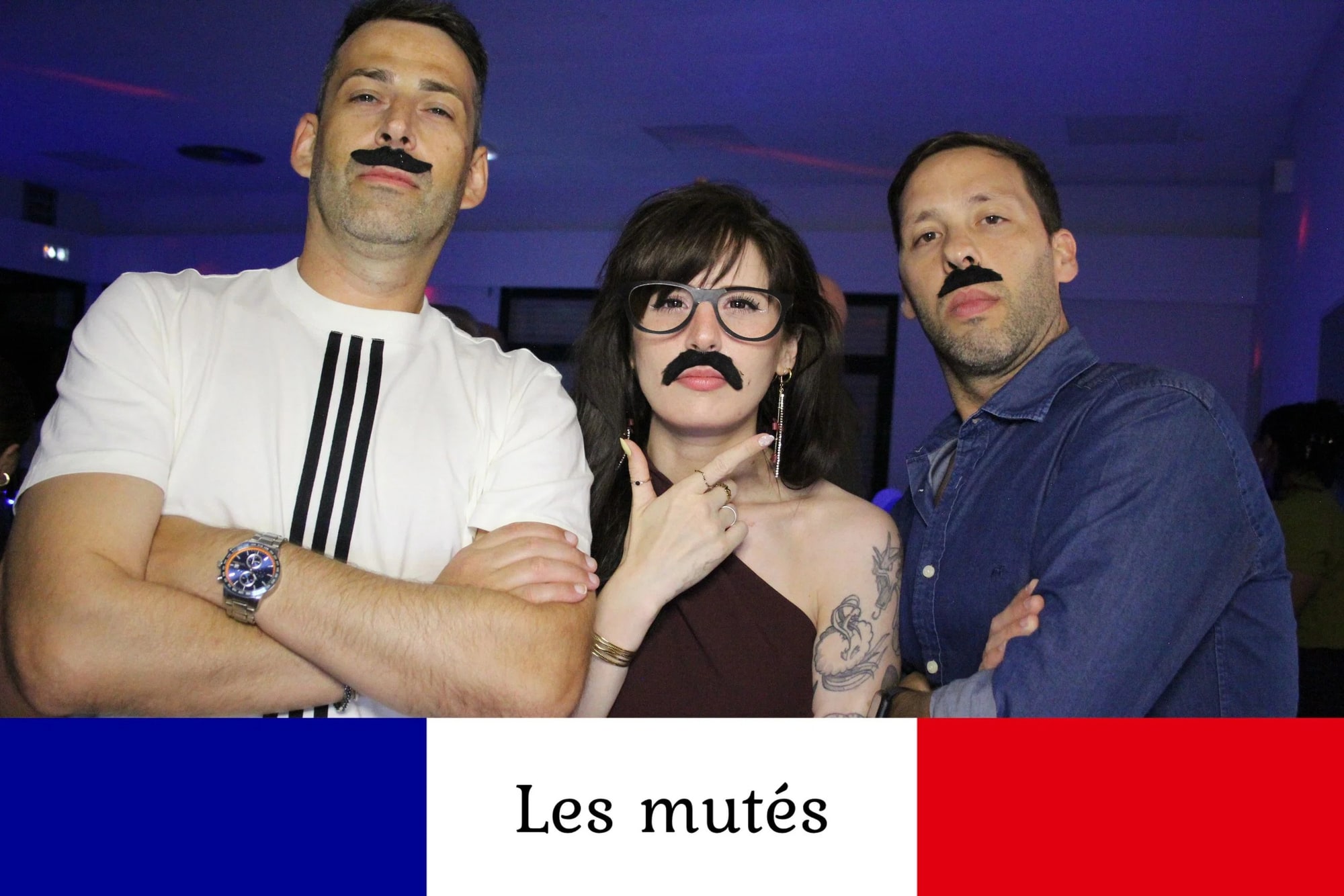 Trois invités portent des moustaches et des lunettes en accessoire, bras croisés, air faussement sérieux, mariage à la Salle des fêtes de Saint-Sauveur (Oise), par Jean-Baptiste Argyre (Jaysphotography)
