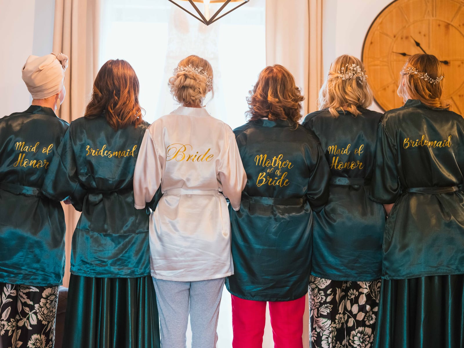 Demoiselles d'honneur en robes champagne coordonnées lors des préparatifs du mariage de Romain et Julie, Domaine des Saules, Jaysphotography, mariage au Domaine des Saules, par Jean-Baptiste Argyre (Jaysphotography)