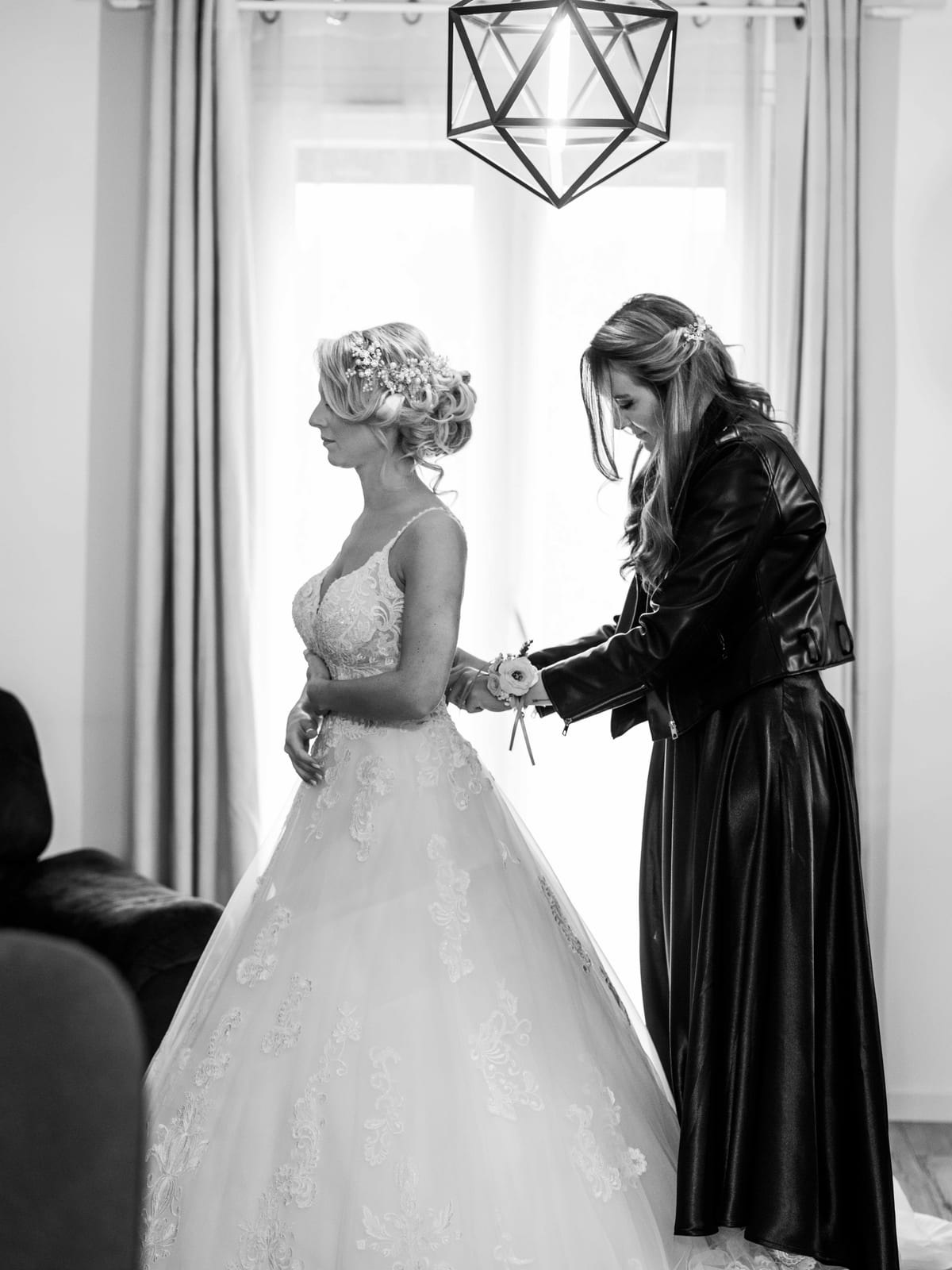 Julie en robe de mariée dos nu boutonné, portrait lors des préparatifs, mariage printemps 2023 Seine-et-Marne, mariage au Domaine des Saules, par Jean-Baptiste Argyre (Jaysphotography)