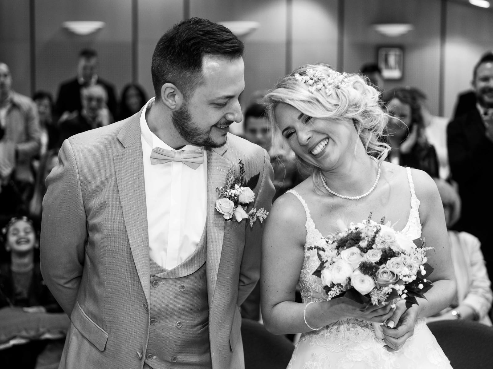 Romain et Julie lors de la cérémonie civile à la mairie de Saint-Soupplets, échange de regards, avril 2023, mariage au Domaine des Saules, par Jean-Baptiste Argyre (Jaysphotography)