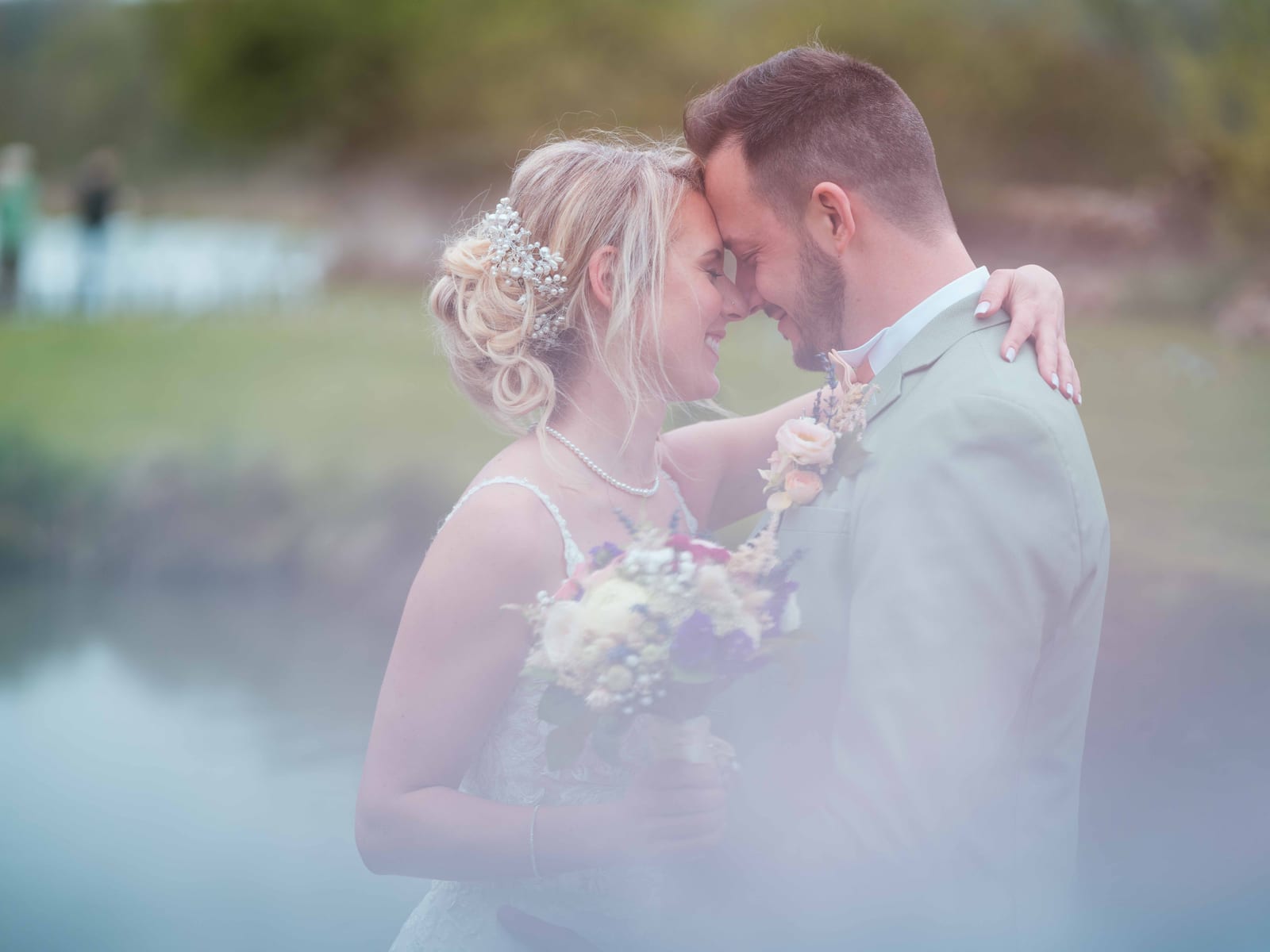 Portrait couple enlacé dans une atmosphère lumineuse travaillée, Romain et Julie, mariage printemps 2023, mariage au Domaine des Saules, par Jean-Baptiste Argyre (Jaysphotography)