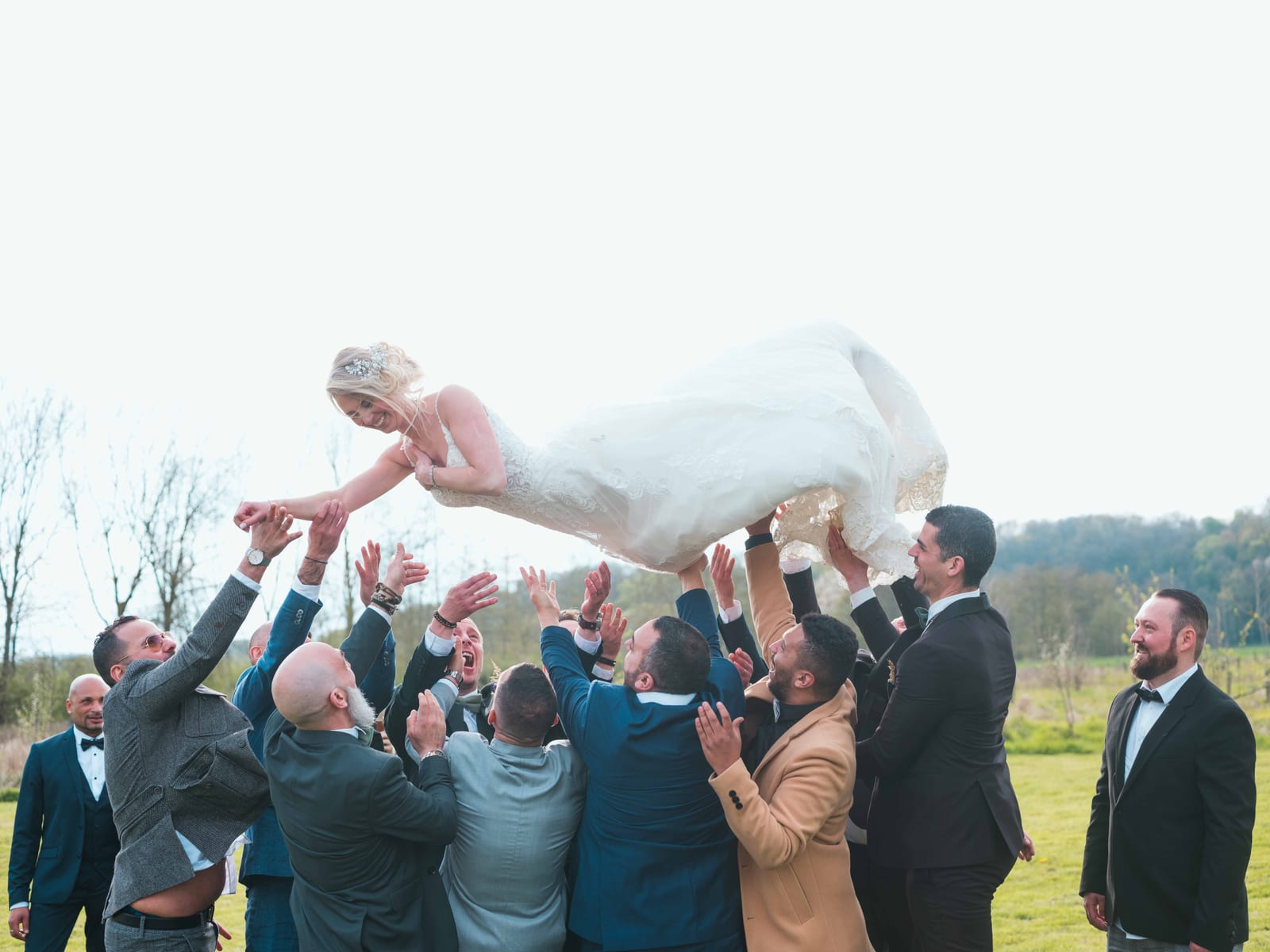 Jeté de bouquet collectif lors du mariage de Romain et Julie au Domaine des Saules, invités rassemblés, mariage au Domaine des Saules, par Jean-Baptiste Argyre (Jaysphotography)