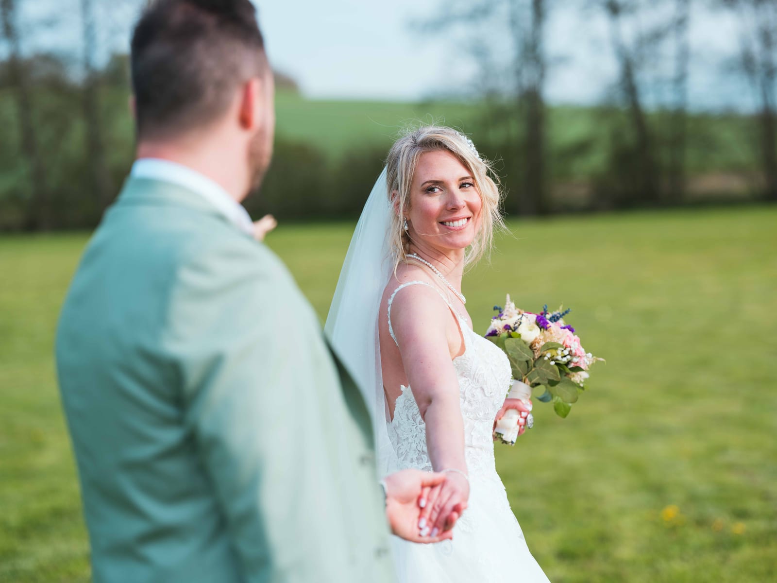 Romain et Julie face à face dans le parc du Domaine des Saules, lumière printanière douce, Jaysphotography, mariage au Domaine des Saules, par Jean-Baptiste Argyre (Jaysphotography)