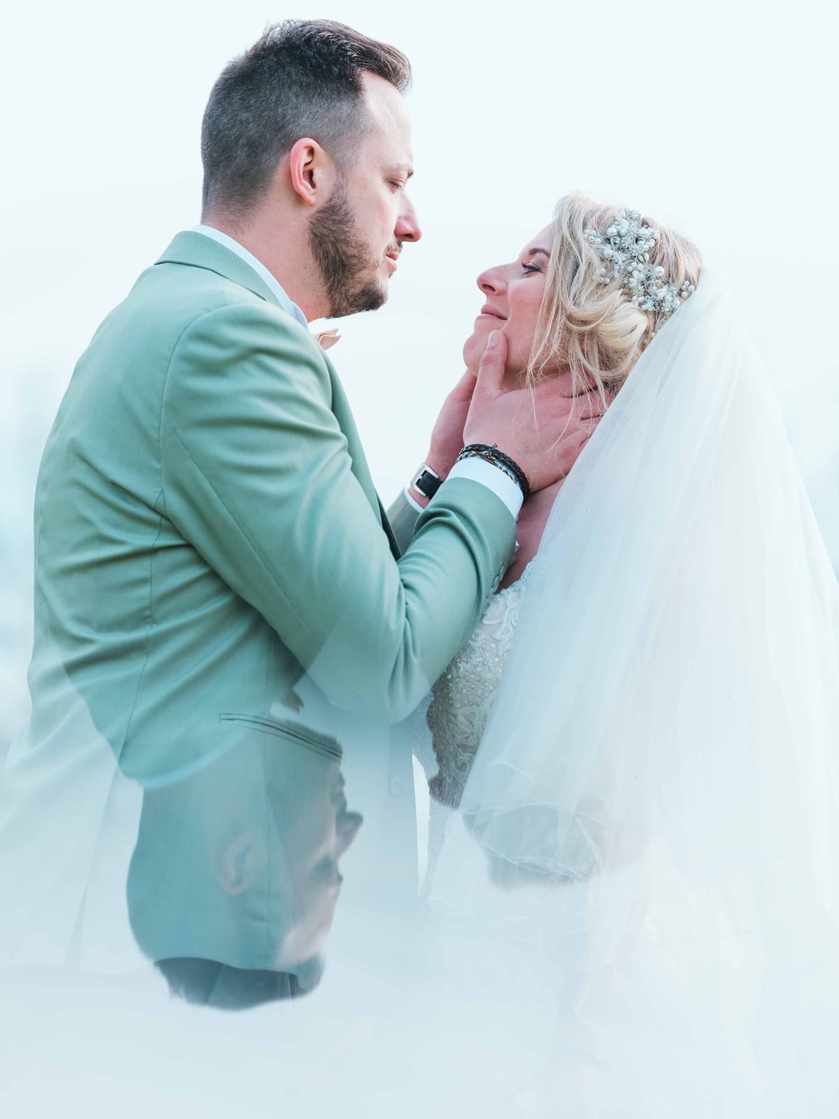 Romain portant la main de Julie à ses lèvres, portrait tendre en extérieur, Domaine des Saules, mariage au Domaine des Saules, par Jean-Baptiste Argyre (Jaysphotography)