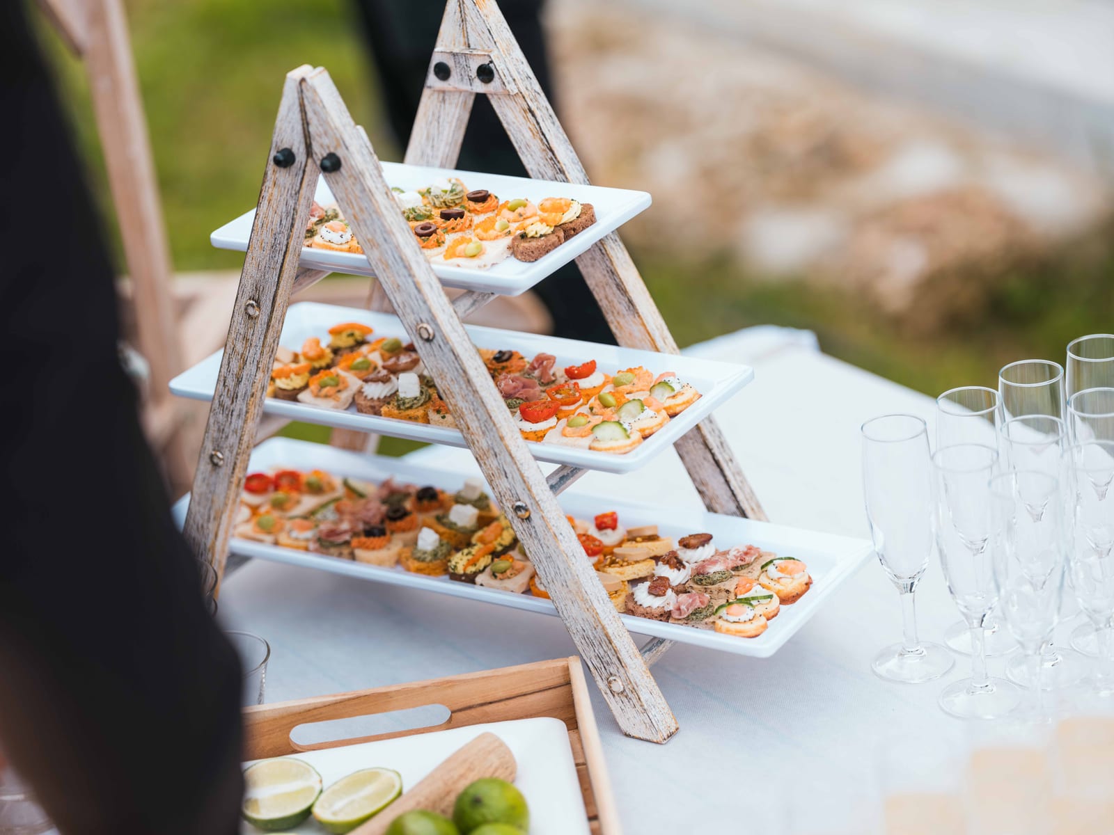Détail du présentoir à mises en bouche lors du vin d'honneur, mariage Romain et Julie, Domaine des Saules, mariage au Domaine des Saules, par Jean-Baptiste Argyre (Jaysphotography)